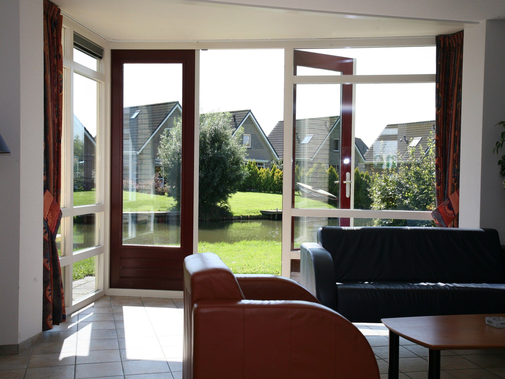 De woonkamer van Waterwoning 6 in Medemblik