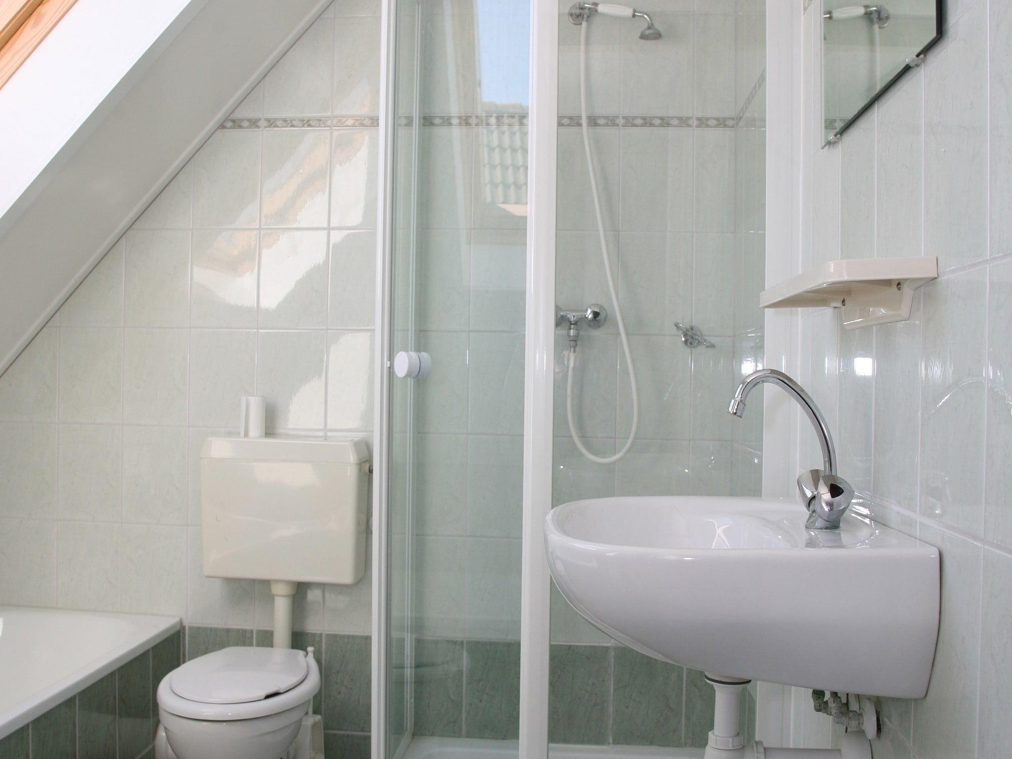 De badkamer van Waterwoning 6 in Medemblik