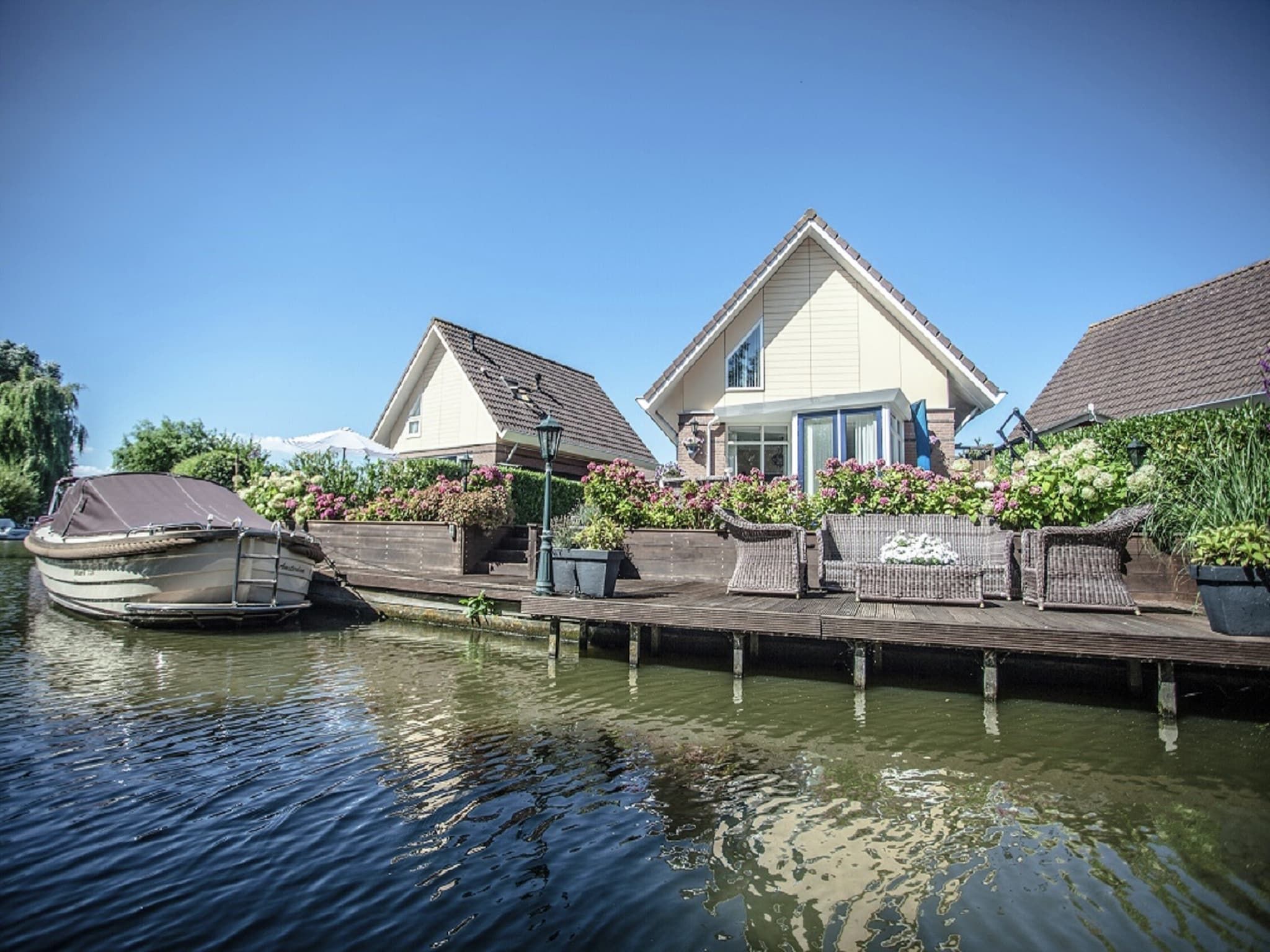 De buitenkant van Waterwoning 6 in Medemblik