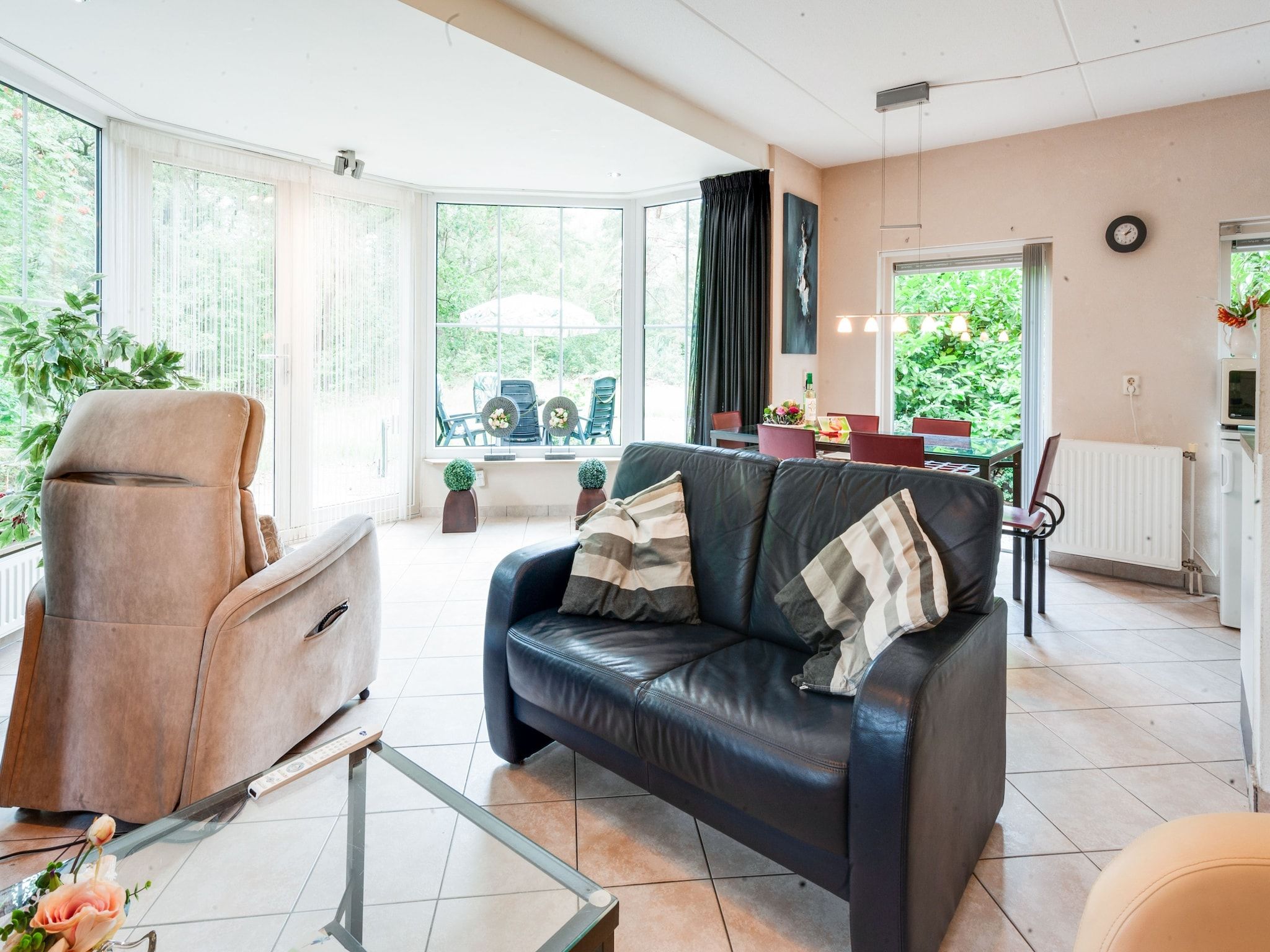 De woonkamer van Dapama in Beerze