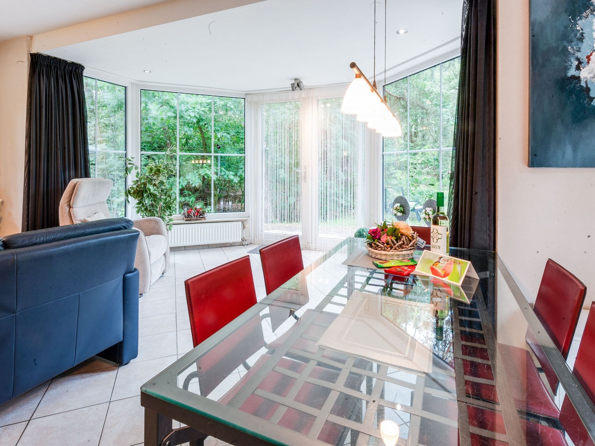 De eetkamer van Dapama in Beerze