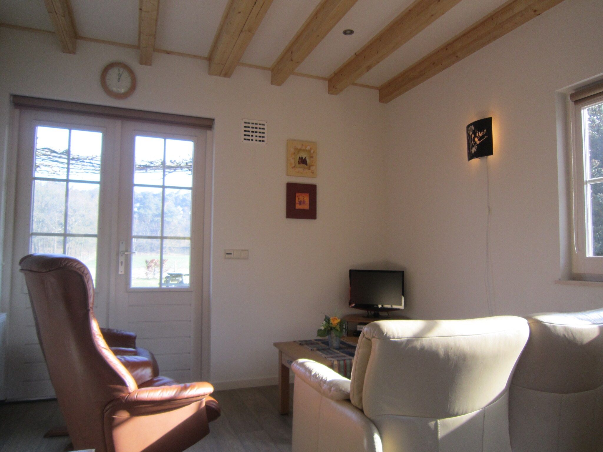 De woonkamer van Le Petit Miracle in Well