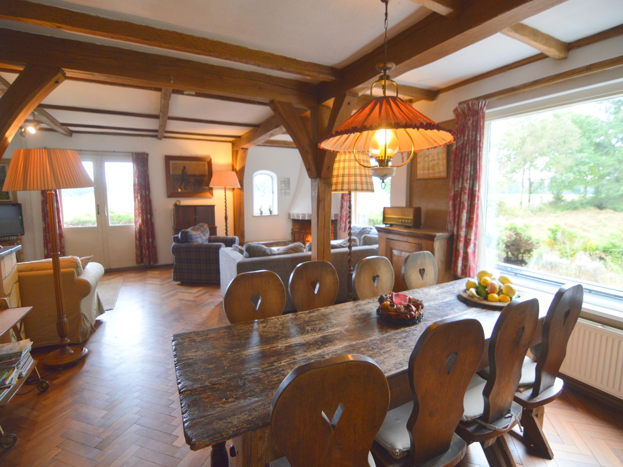 De eetkamer van Huis in het bos in Oploo