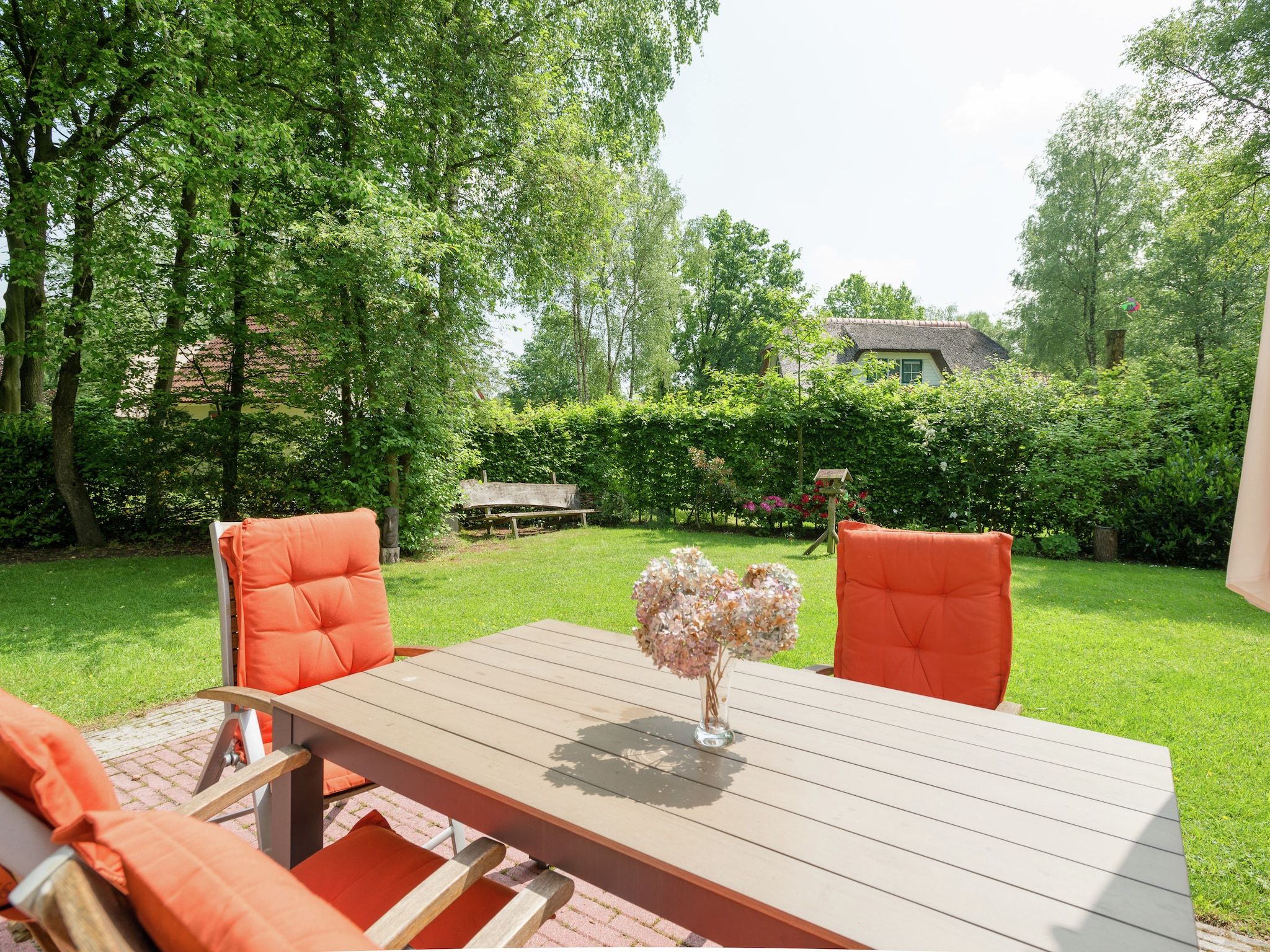 Het terras van Zonnenberg 34 in Heeten