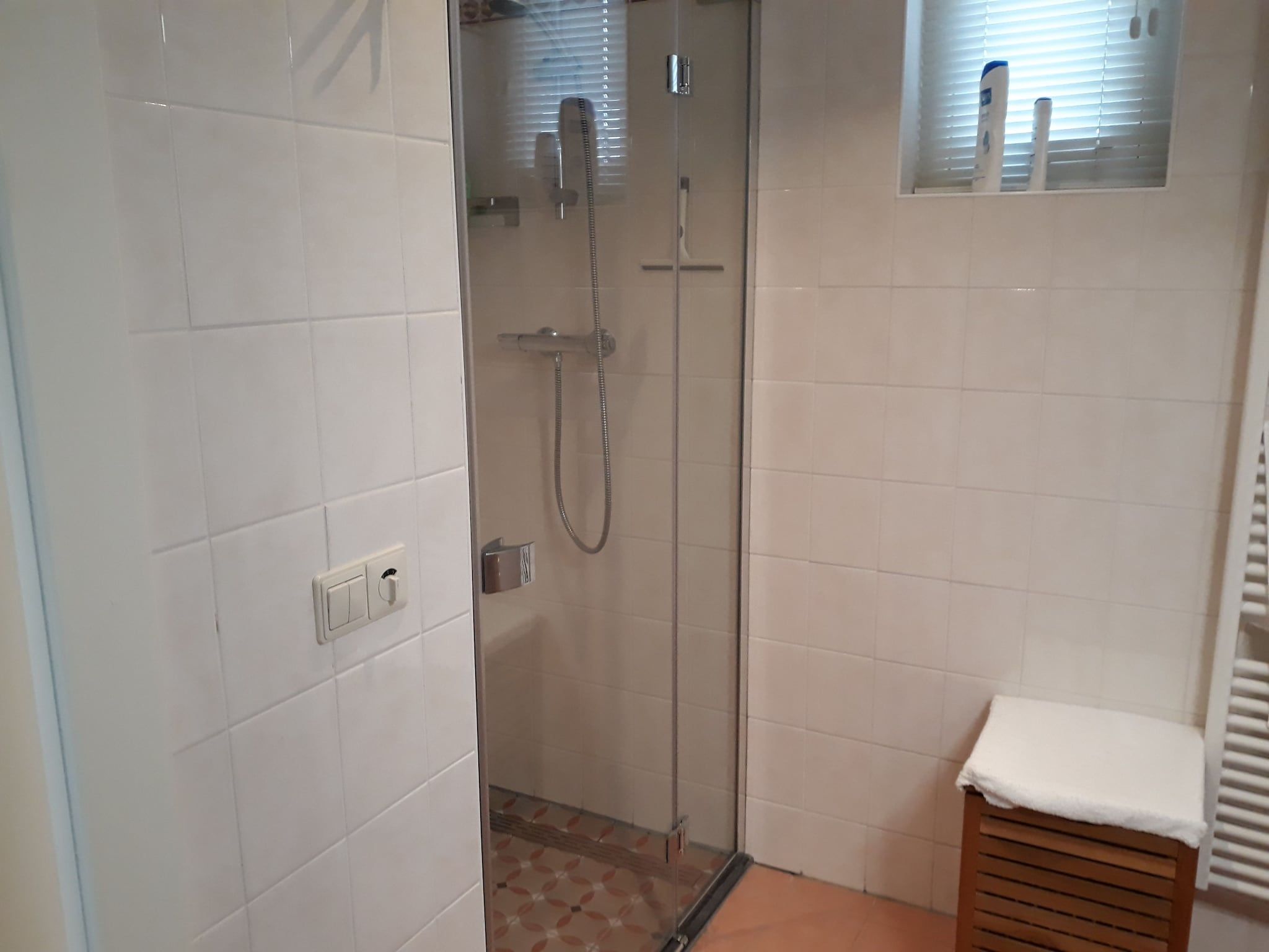 De badkamer van Zonnenberg 34 in Heeten