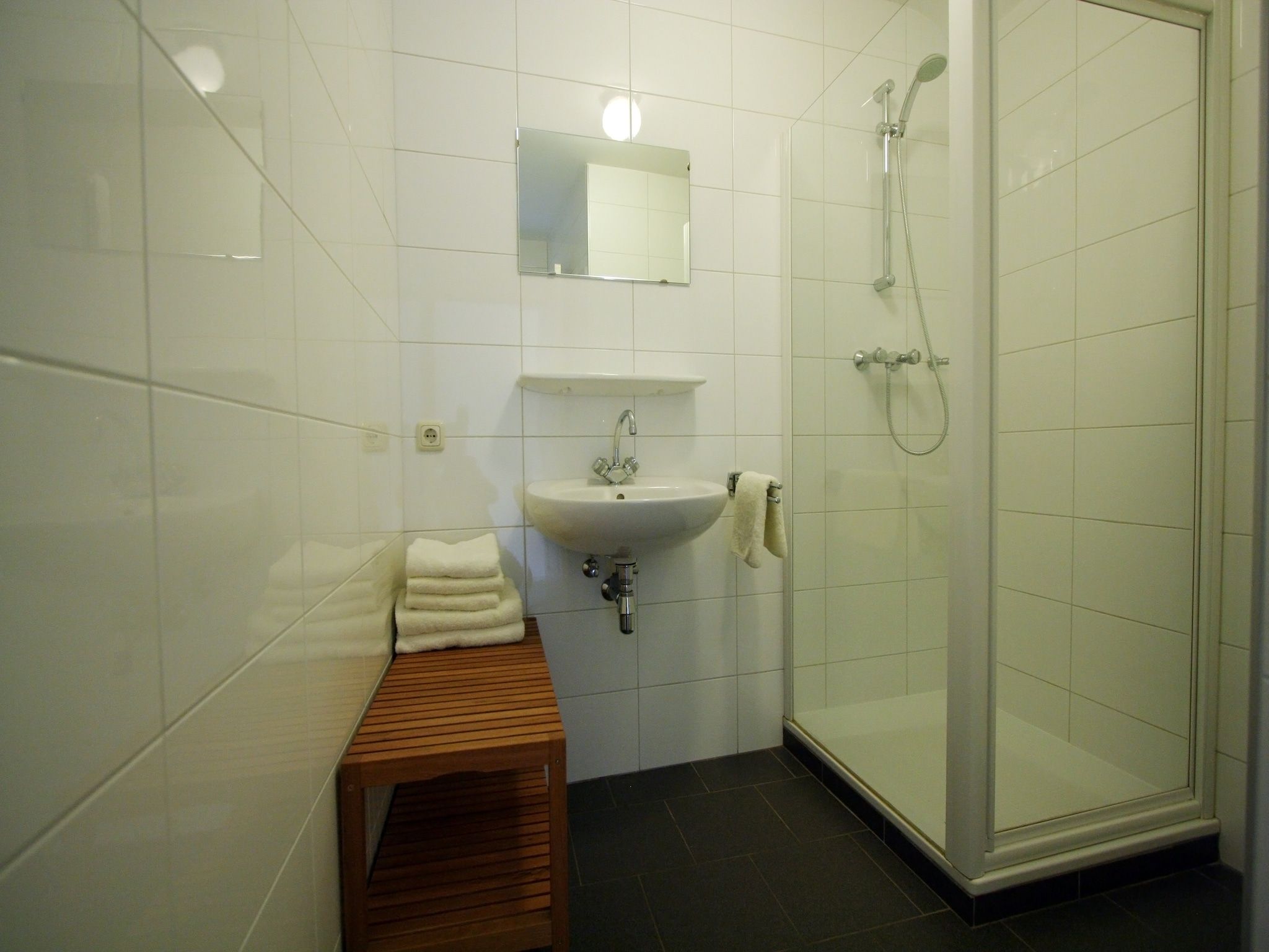 De badkamer van Hoeve in gunne winkel 1 en 2 in Wijlre