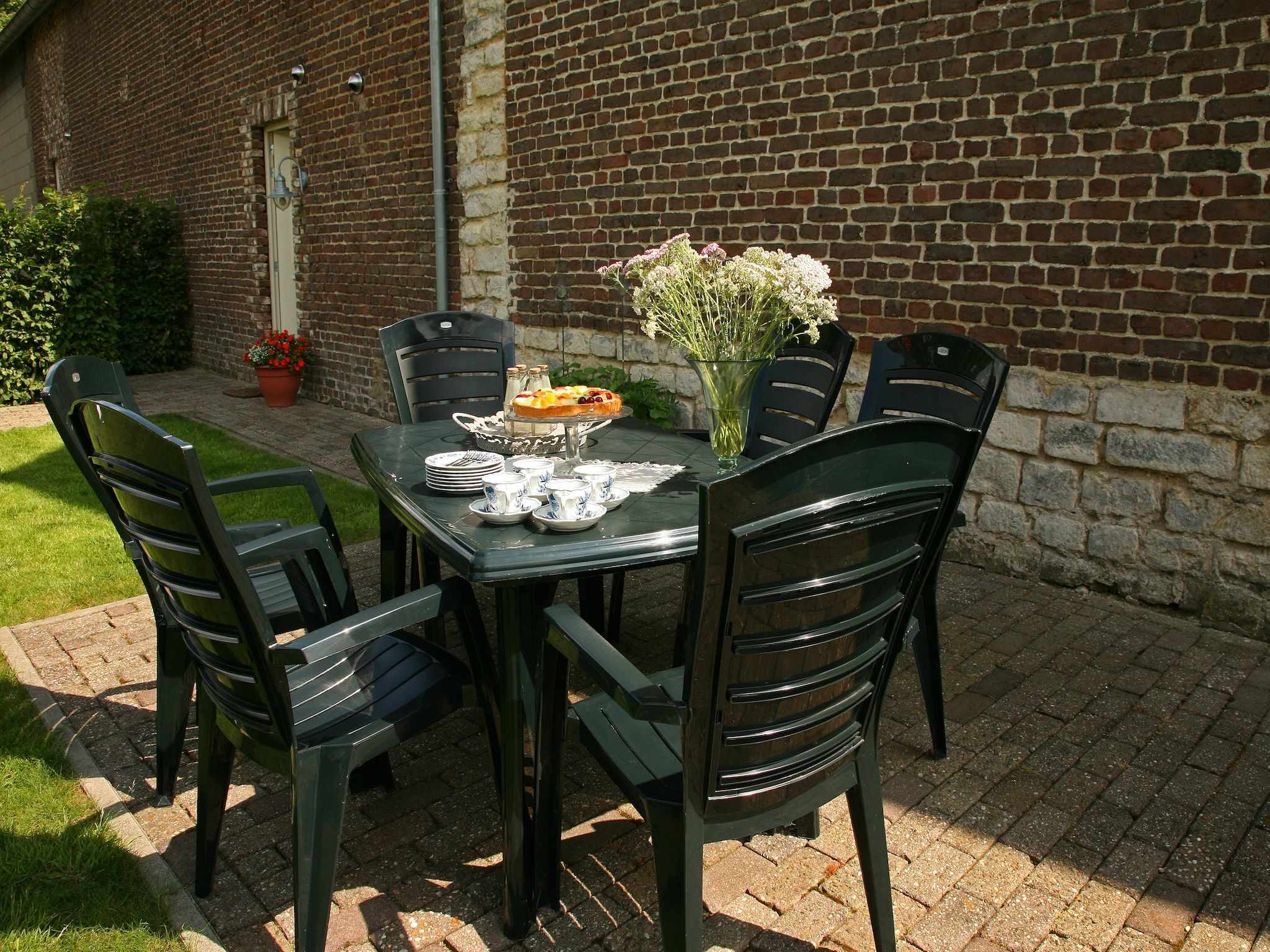 Het terras van Hoeve in gunne winkel 1 in Wijlre