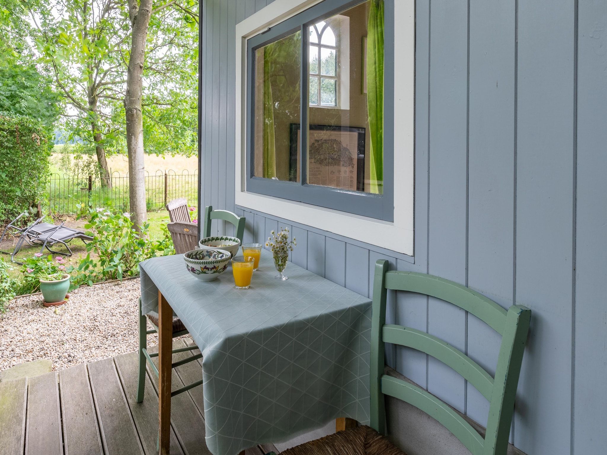 Het terras van Koetshuis 't Geyn-Landgoed Noordenhoek in Deil