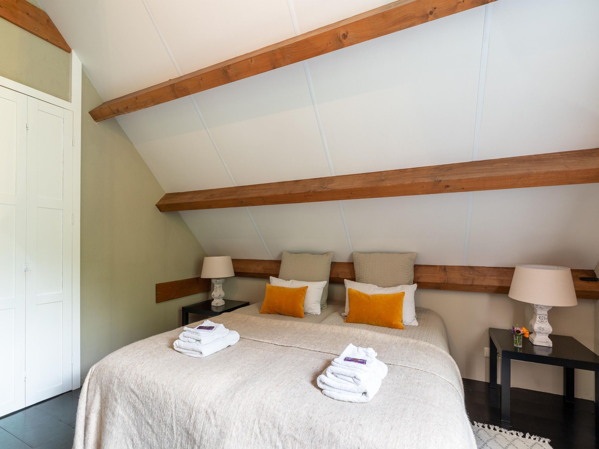 Een slaapkamer van Koetshuis 't Geyn-Landgoed Noordenhoek in Deil