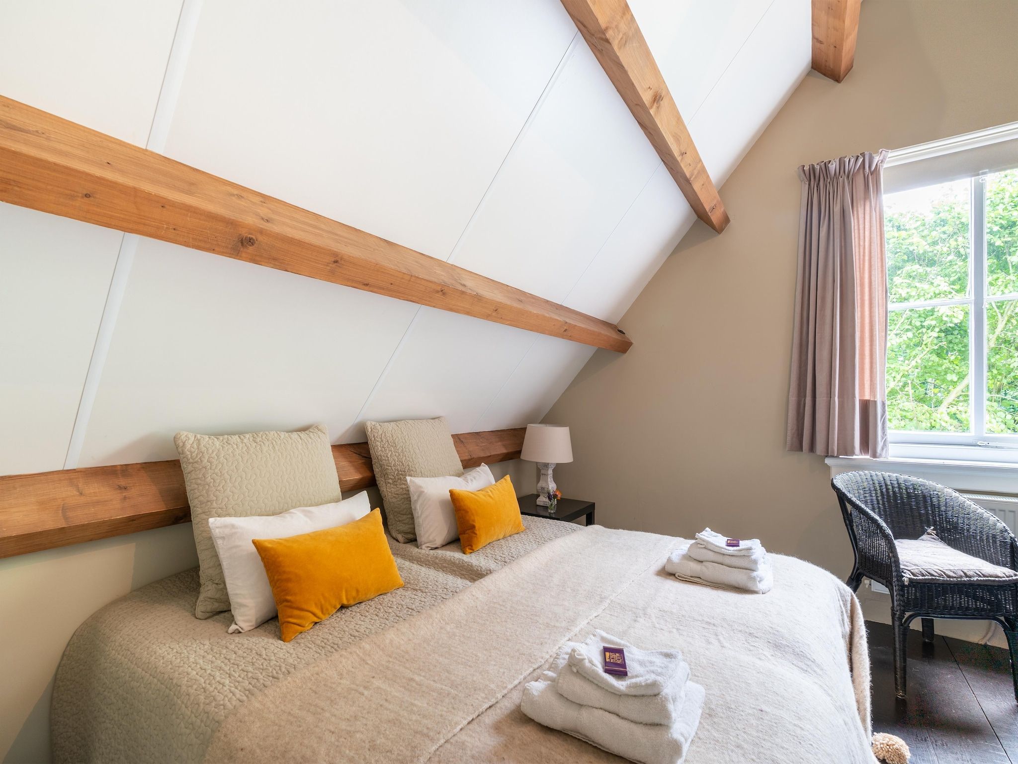 Een slaapkamer van Koetshuis 't Geyn-Landgoed Noordenhoek in Deil