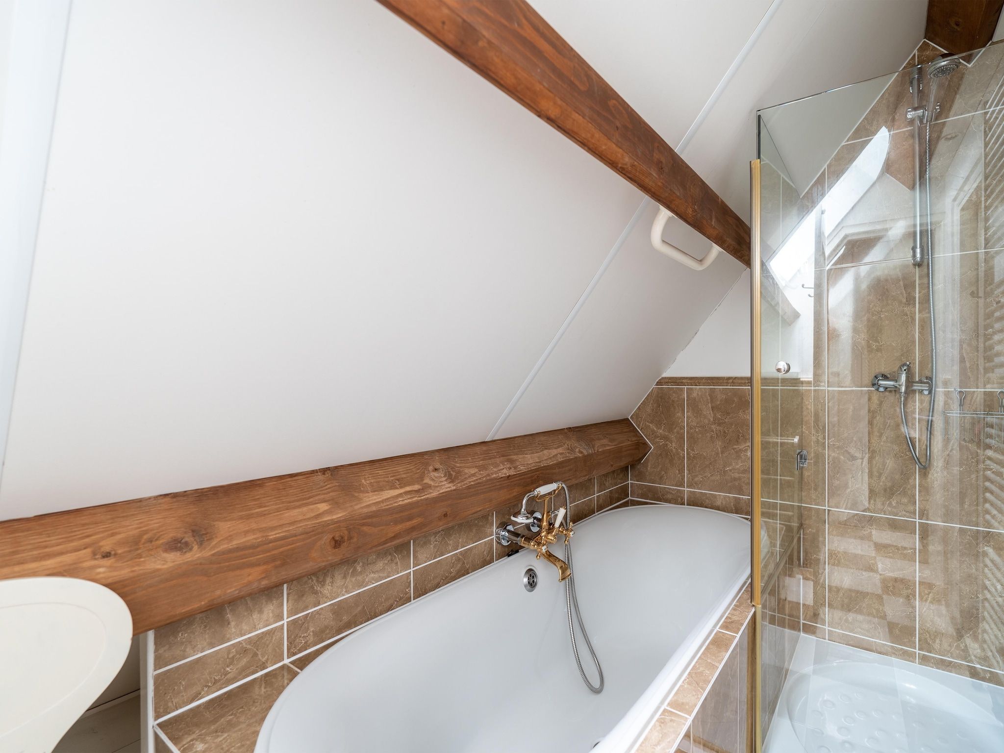 De badkamer van Koetshuis 't Geyn-Landgoed Noordenhoek in Deil