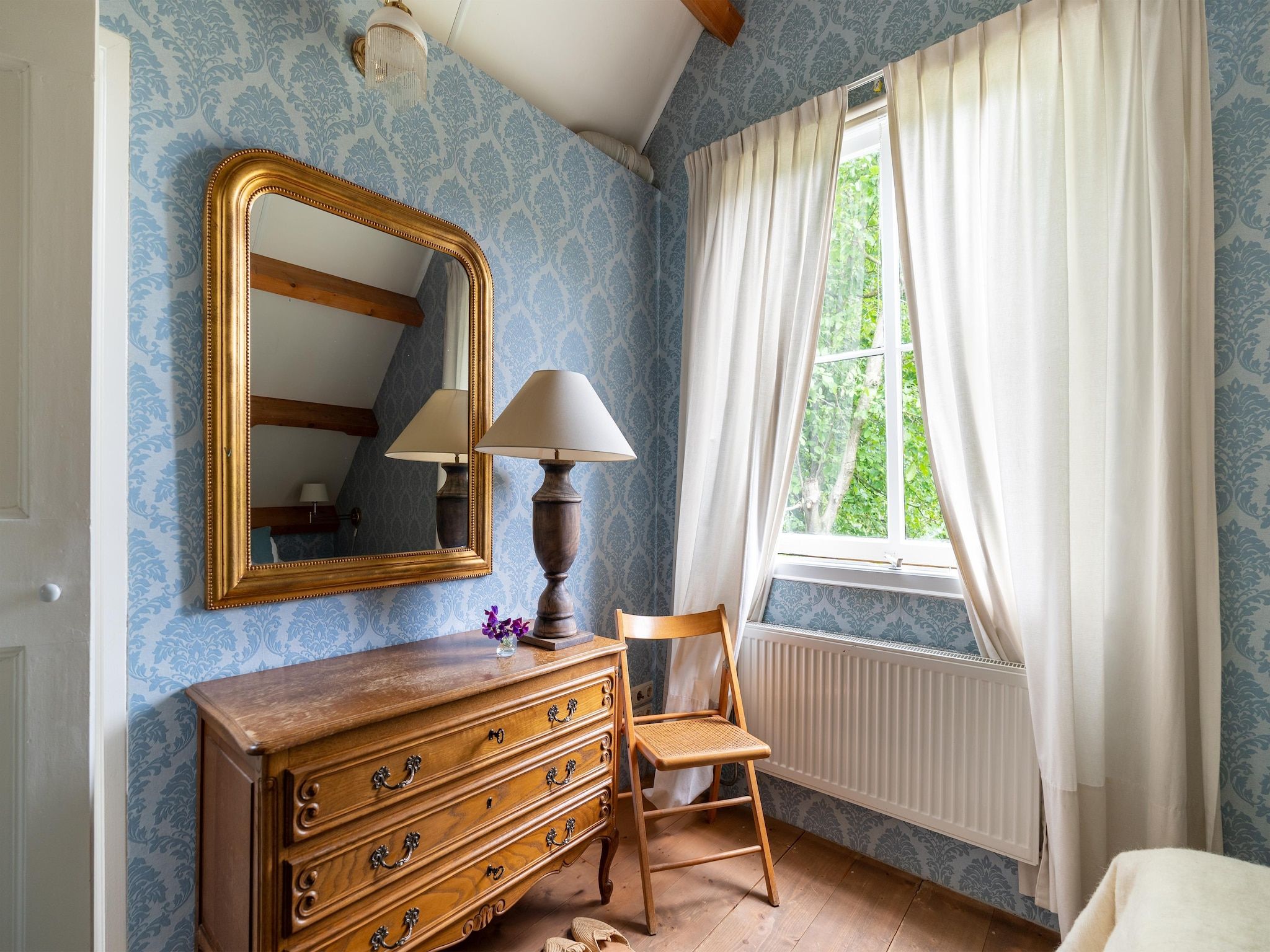 Een slaapkamer van Koetshuis 't Geyn-Landgoed Noordenhoek in Deil