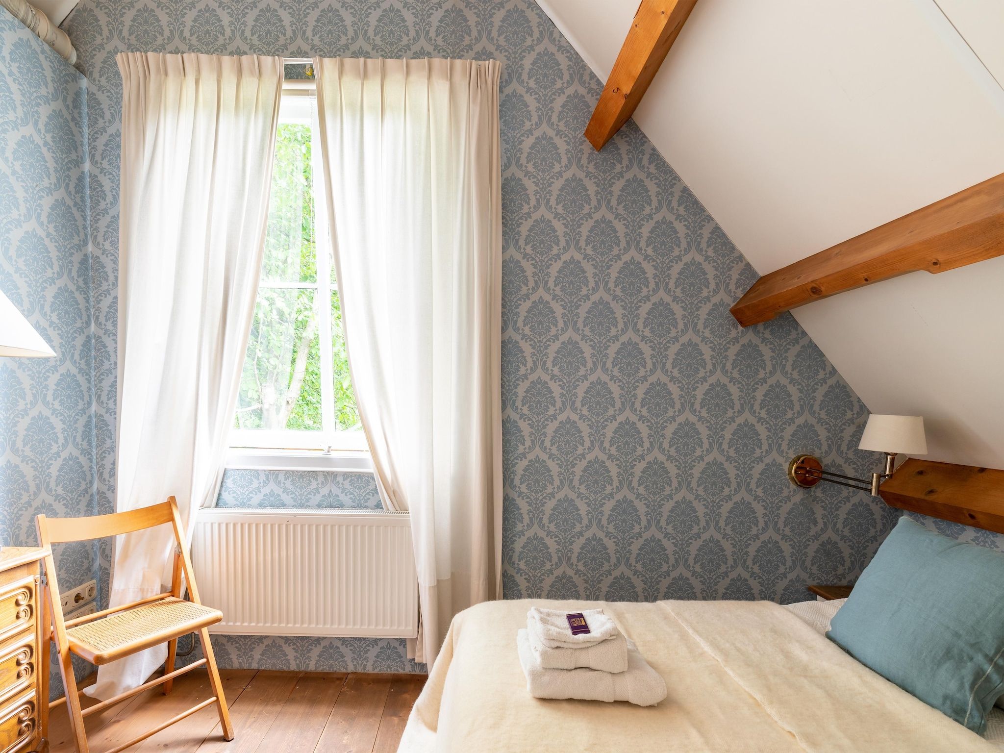 Een slaapkamer van Koetshuis 't Geyn-Landgoed Noordenhoek in Deil