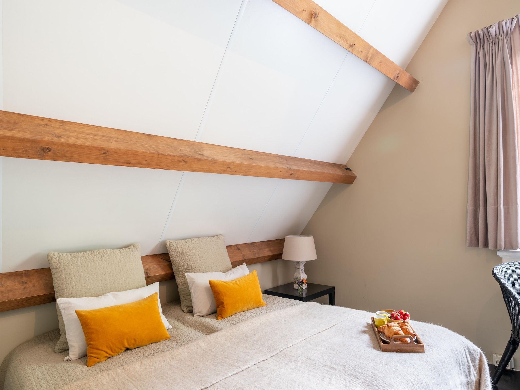 Een slaapkamer van Koetshuis 't Geyn-Landgoed Noordenhoek in Deil