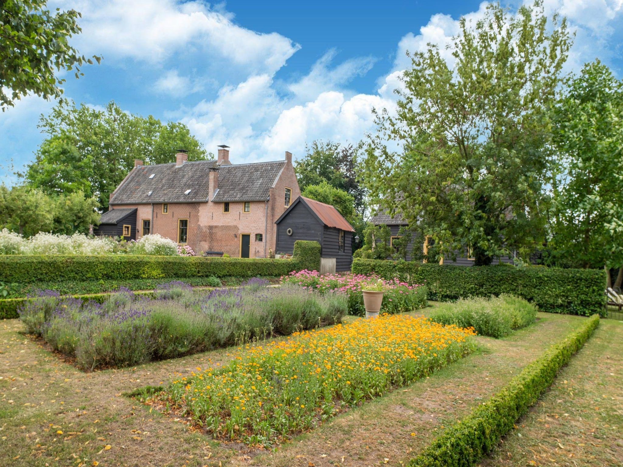 De buitenkant van Koetshuis 't Geyn-Landgoed Noordenhoek in Deil