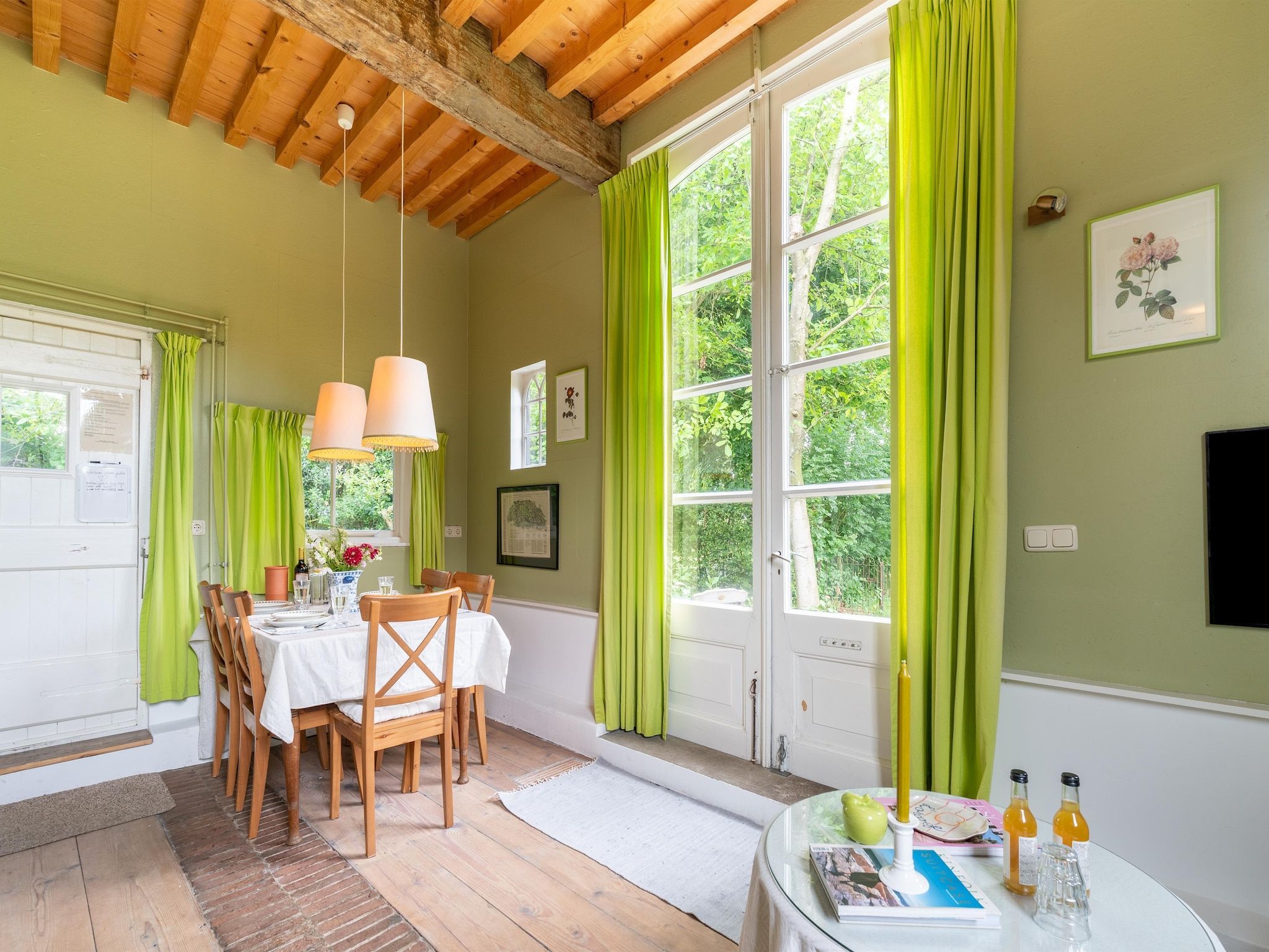 De eetkamer van Koetshuis 't Geyn-Landgoed Noordenhoek in Deil