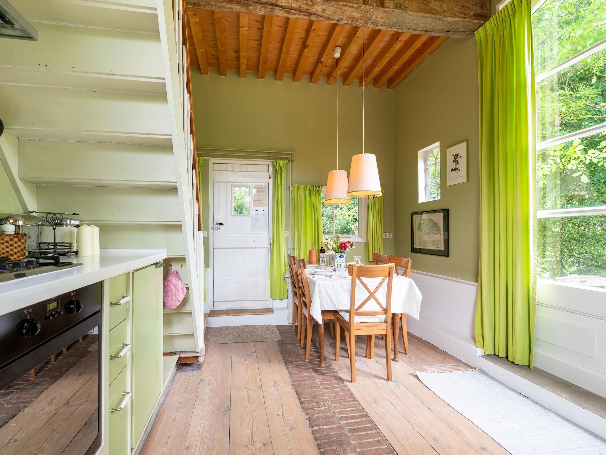 De eetkamer van Koetshuis 't Geyn-Landgoed Noordenhoek in Deil