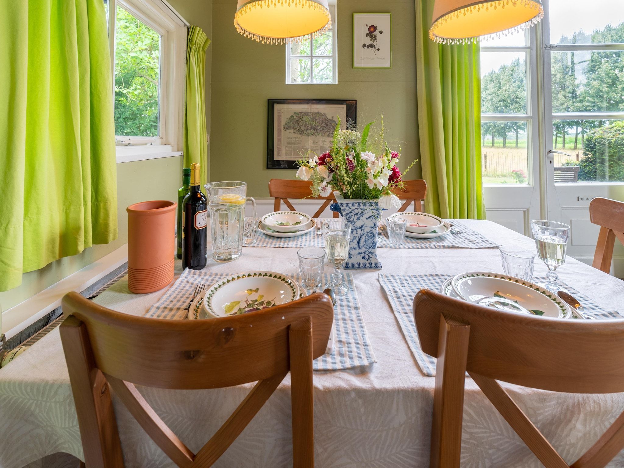 De eetkamer van Koetshuis 't Geyn-Landgoed Noordenhoek in Deil