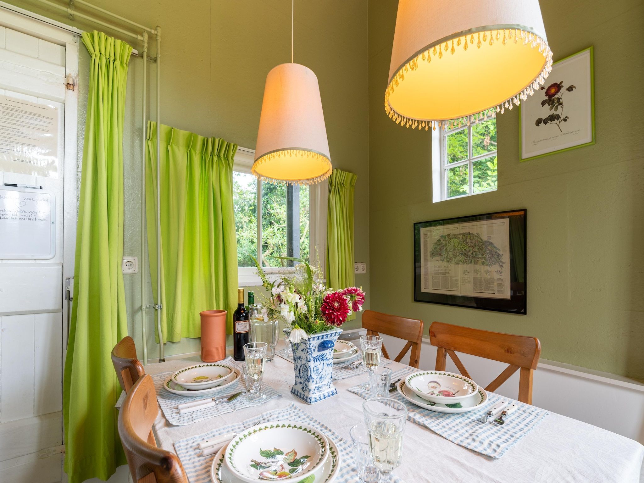 De eetkamer van Koetshuis 't Geyn-Landgoed Noordenhoek in Deil