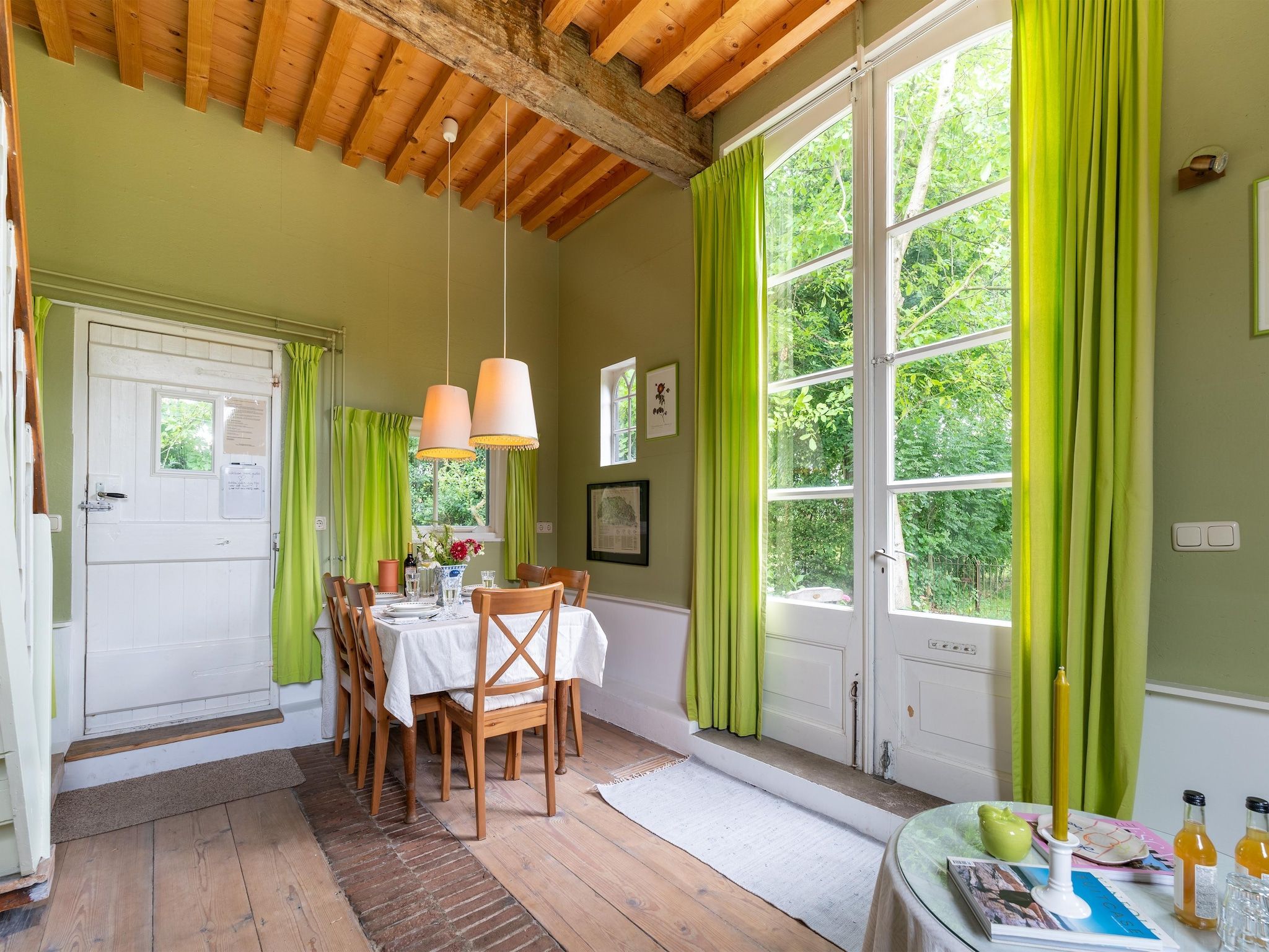 De eetkamer van Koetshuis 't Geyn-Landgoed Noordenhoek in Deil