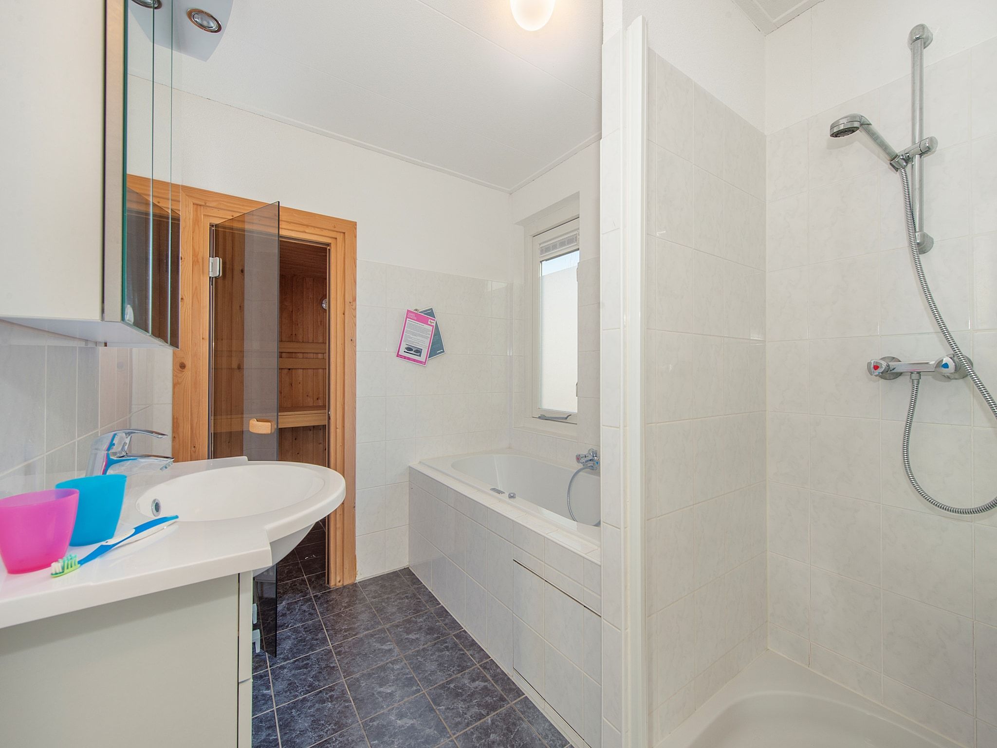 De badkamer van Aquadelta 13 in Bruinisse