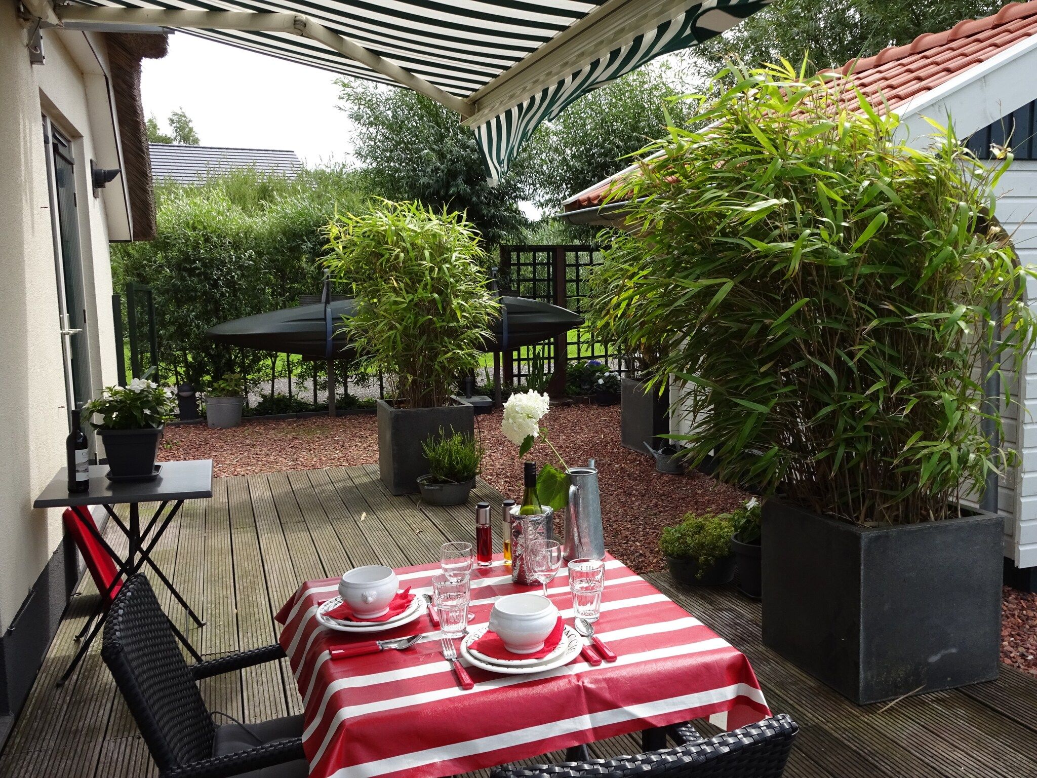 Het terras van Villa ten Hoeve in Steendam