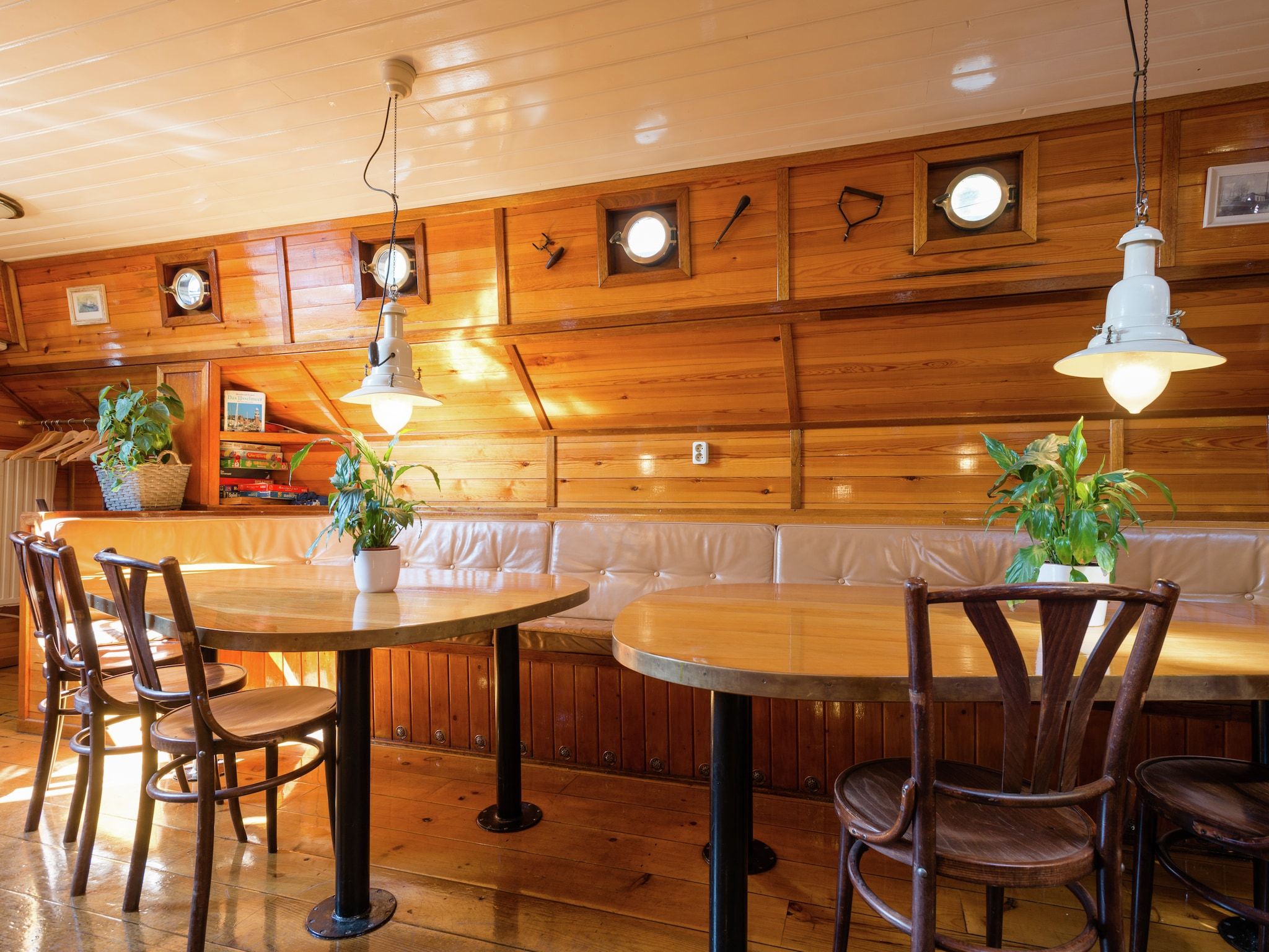 De woonkamer van Korevaer in Leiden