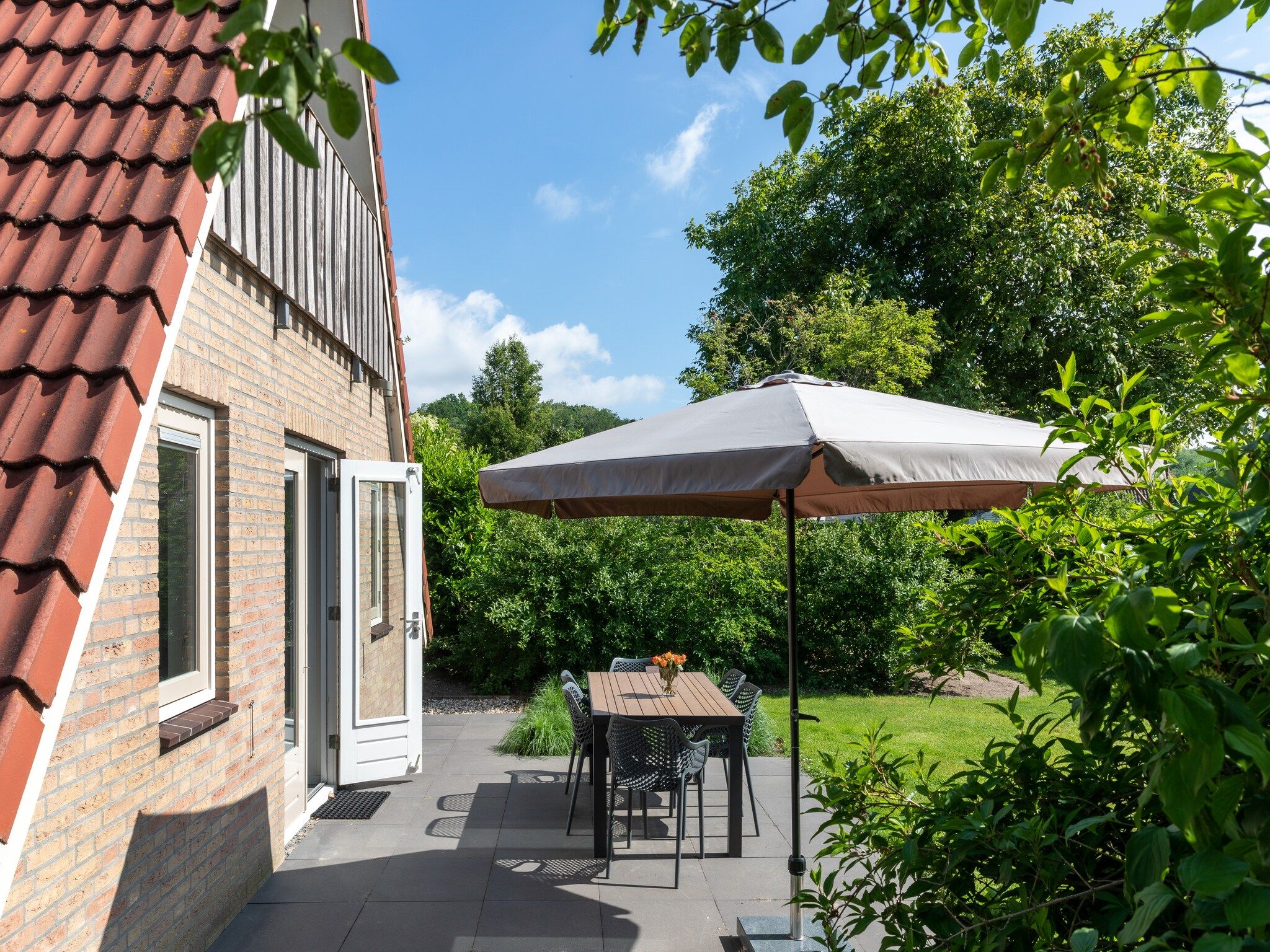 Het terras van Vakantie bij Meeussen - Molendal 1 in Plasmolen