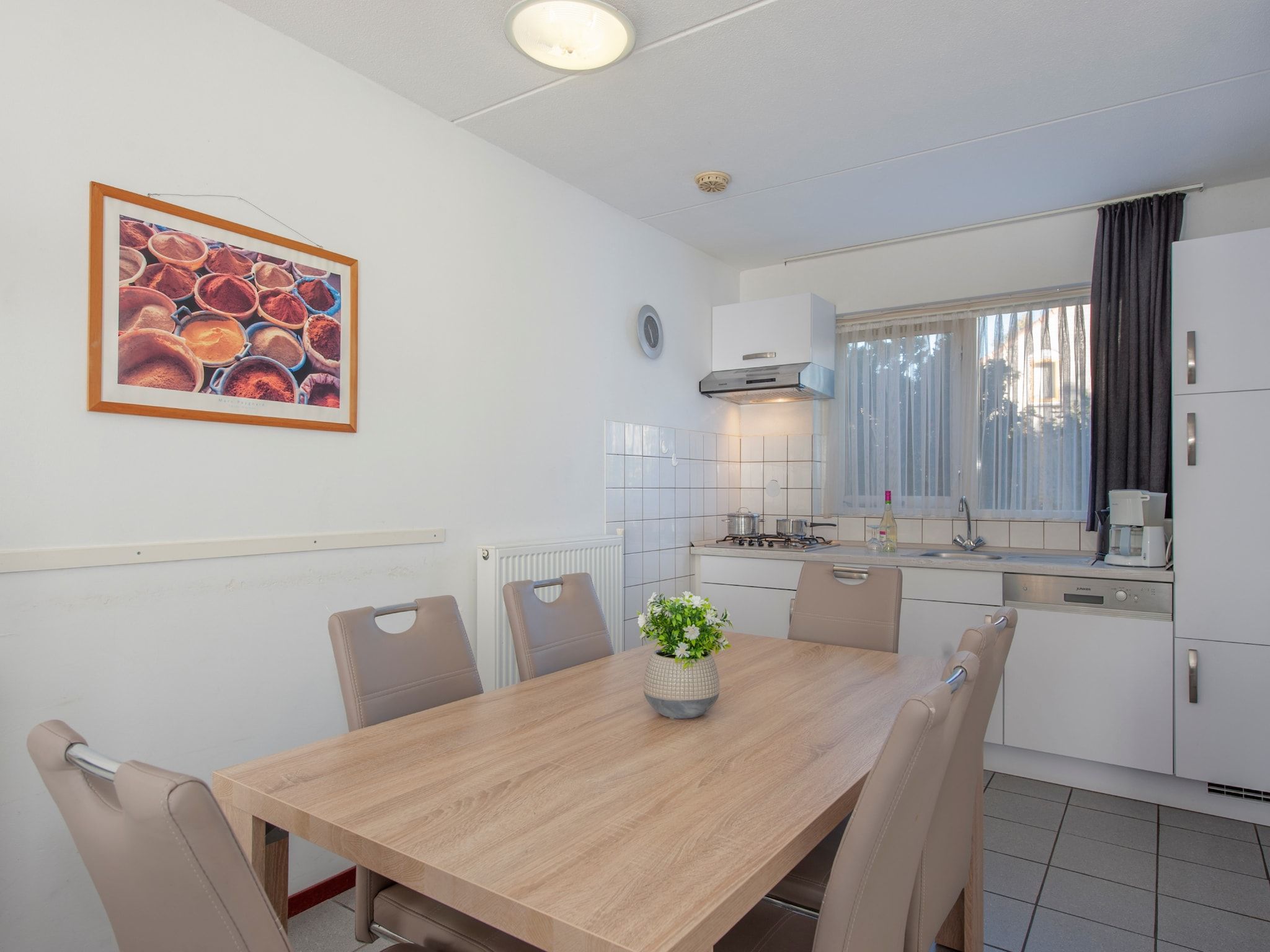 De eetkamer van Vakantiepark Zeebad 2 in Breskens