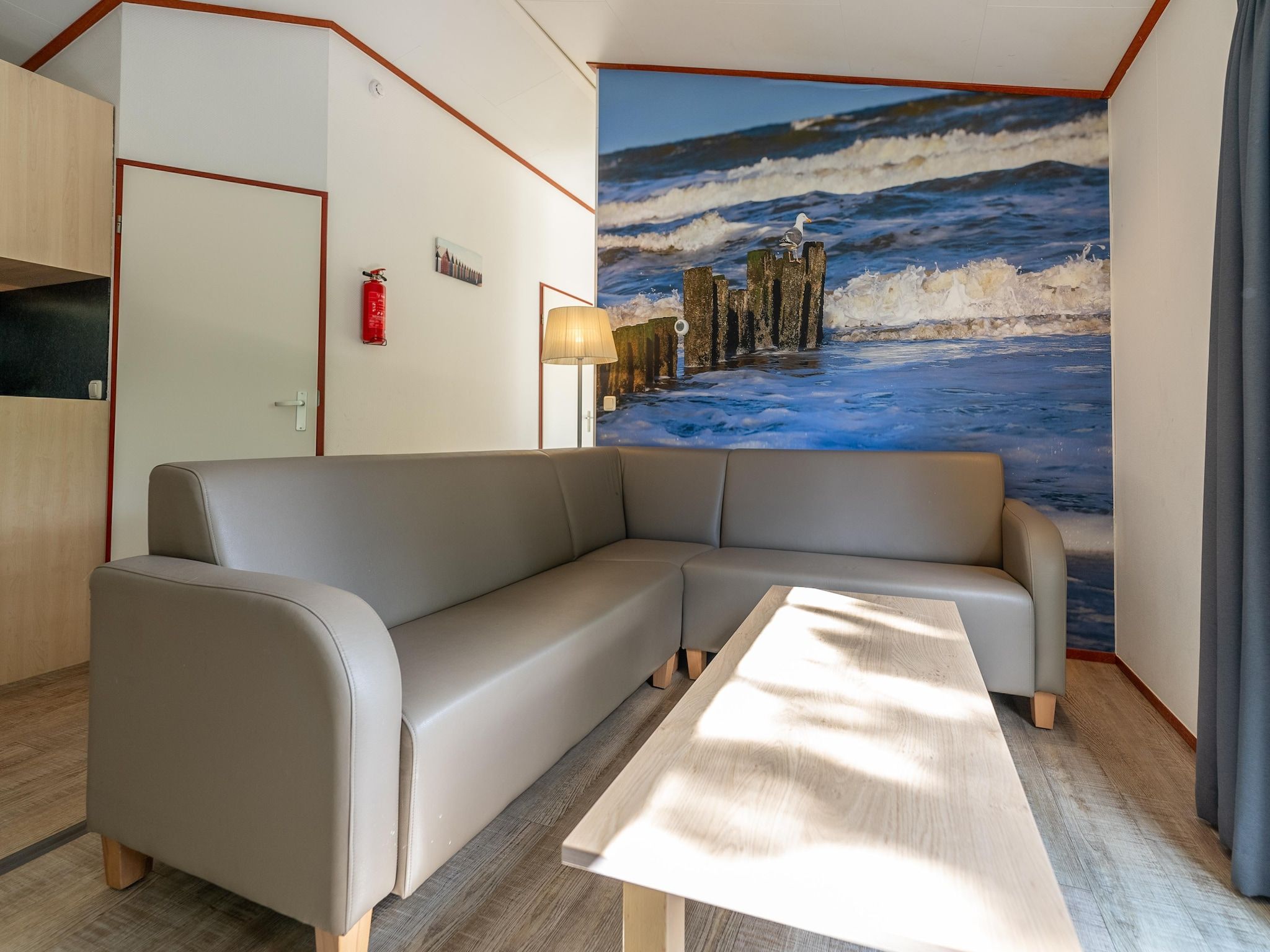 De woonkamer van Kustpark Egmond aan Zee 1 in Egmond aan zee