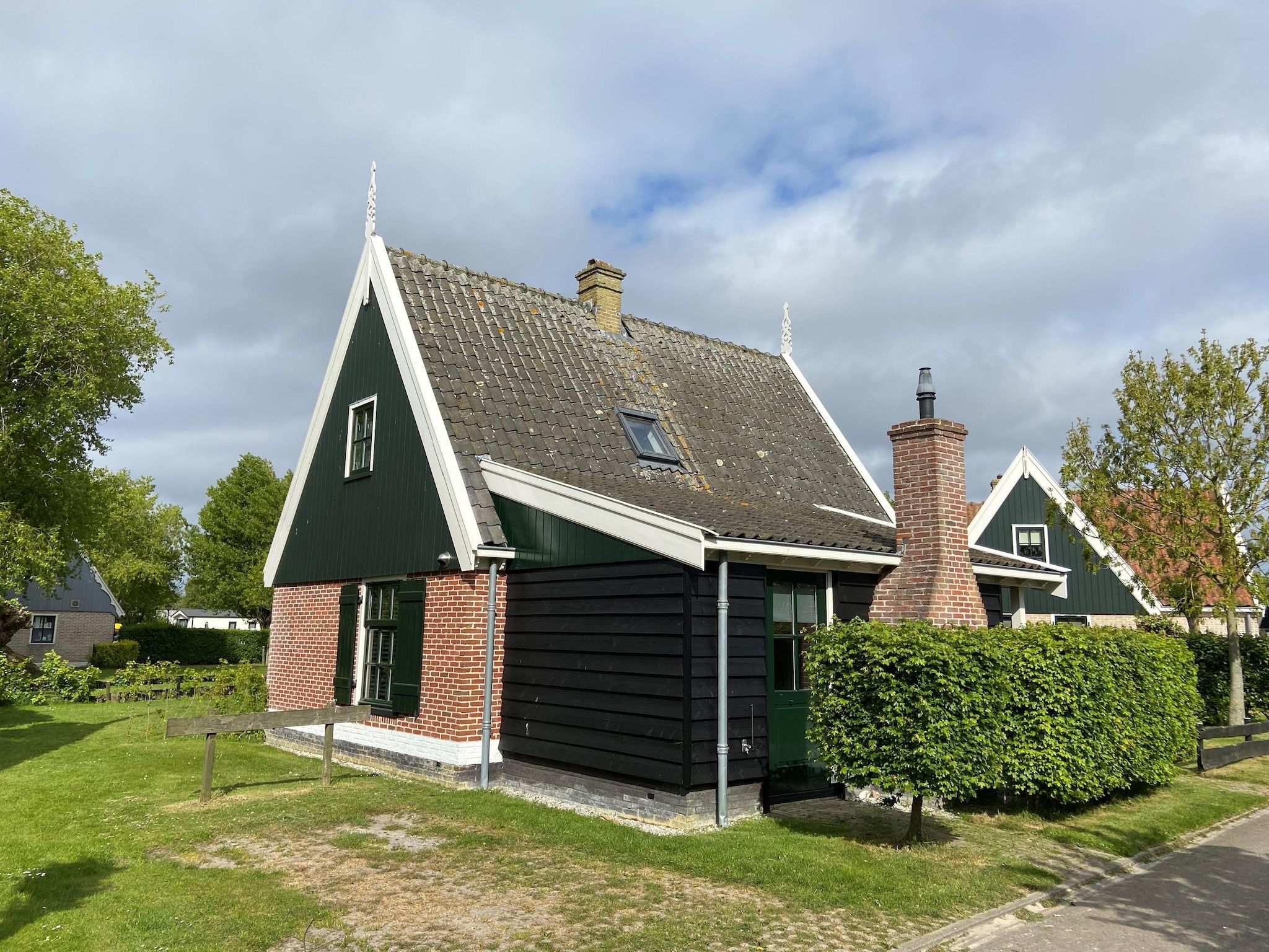 De buitenkant van Recreatiepark Wiringherlant - Villa 14 in Hippolytushoef