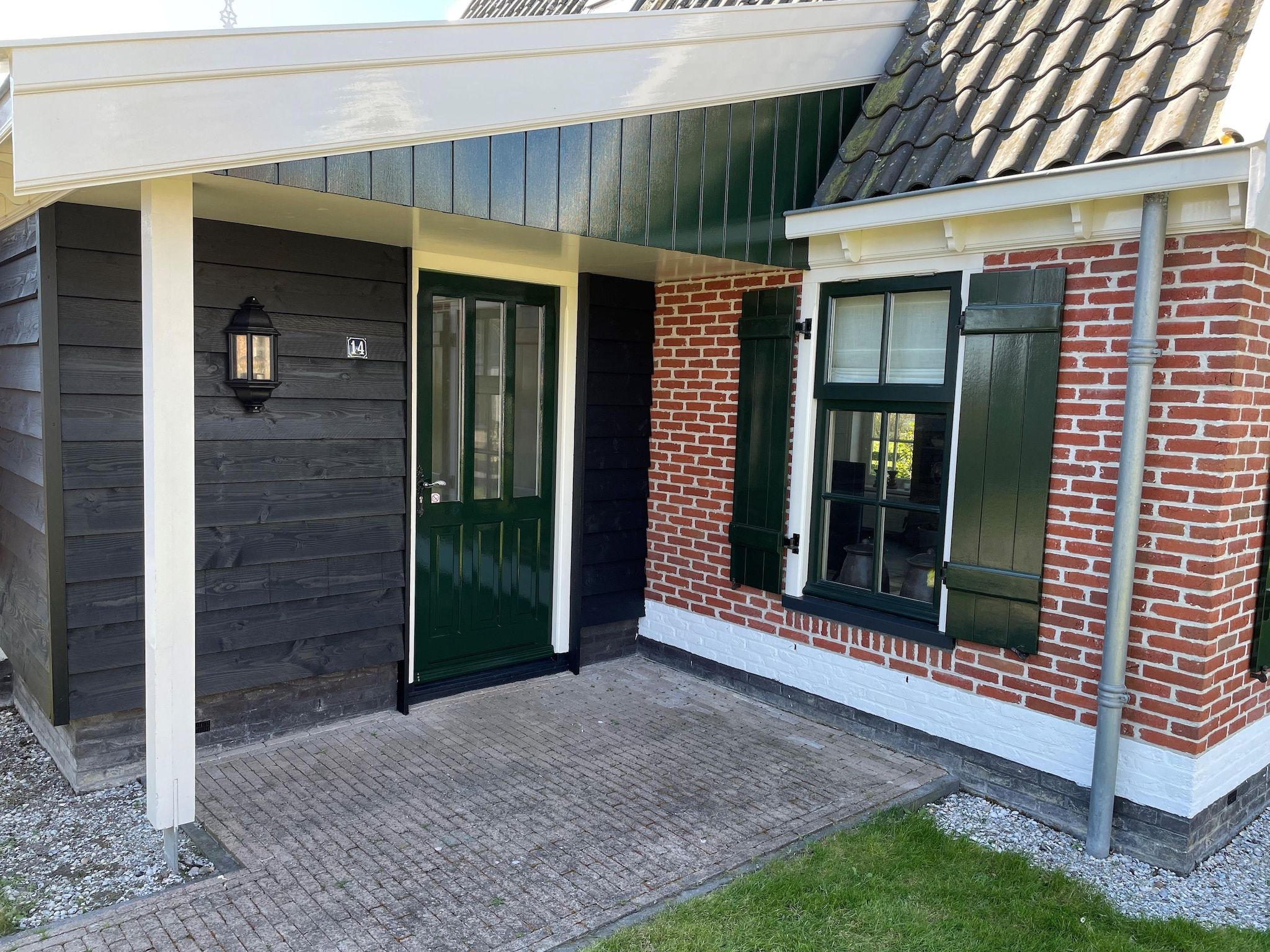 De buitenkant van Recreatiepark Wiringherlant - Villa 14 in Hippolytushoef