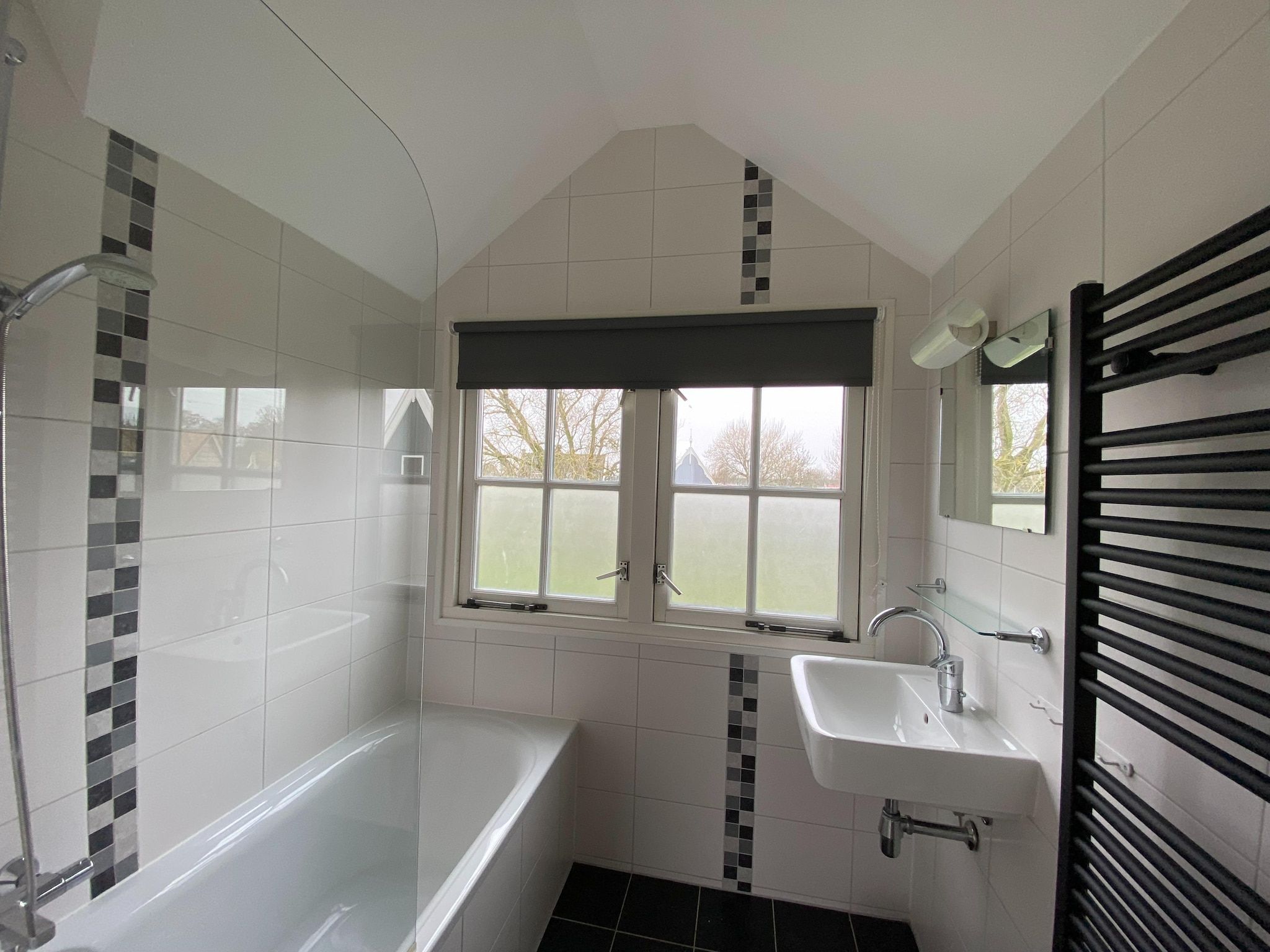 De badkamer van Recreatiepark Wiringherlant - Villa 14 in Hippolytushoef