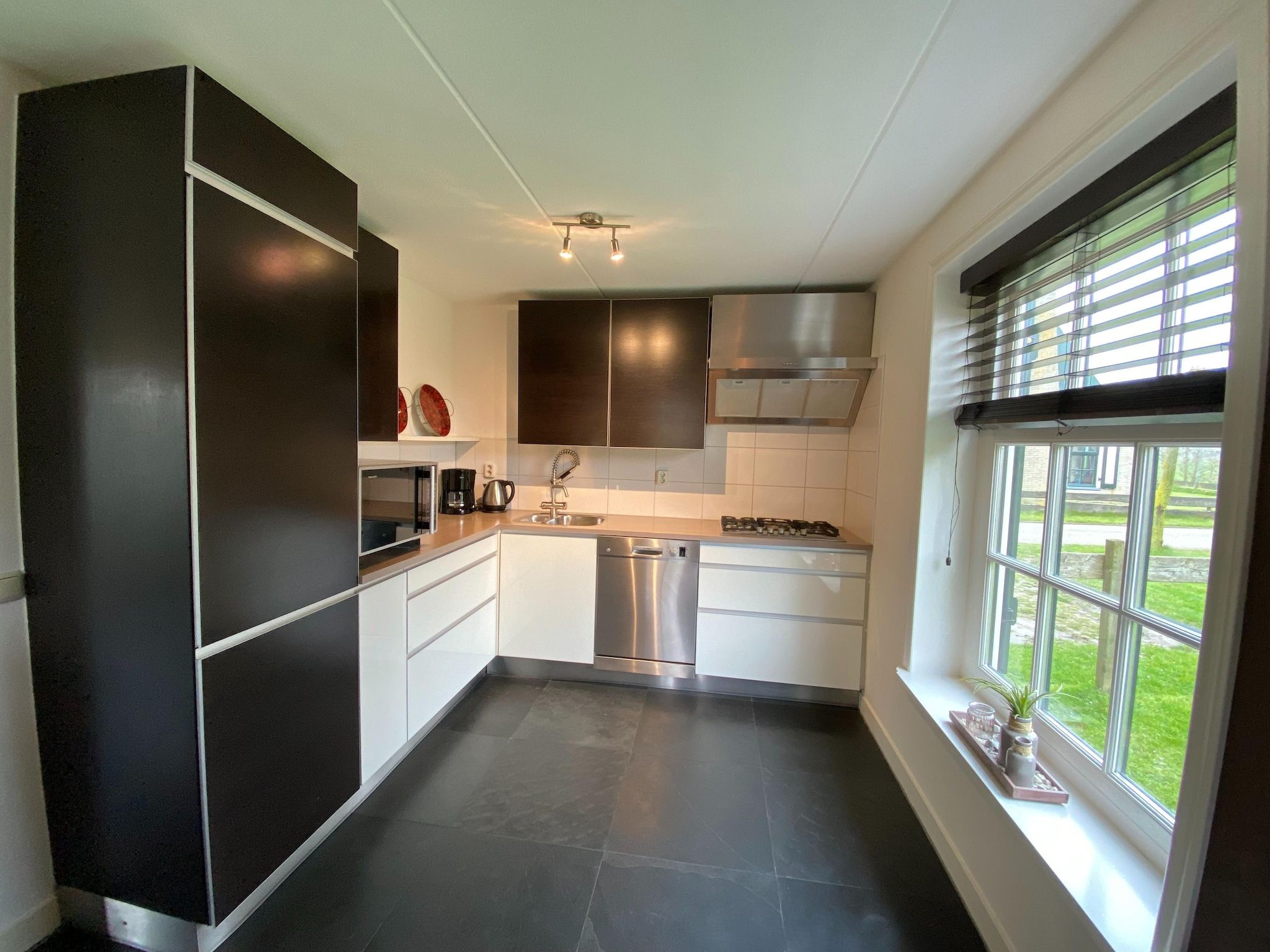 De keuken van Recreatiepark Wiringherlant - Villa 14 in Hippolytushoef