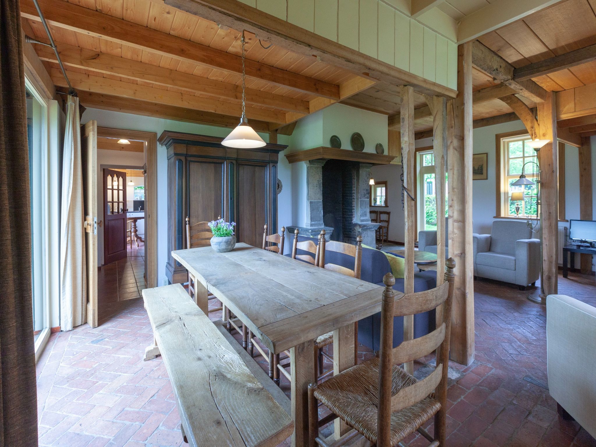 De eetkamer van Kotman's spieker 12 persoons in Enschede