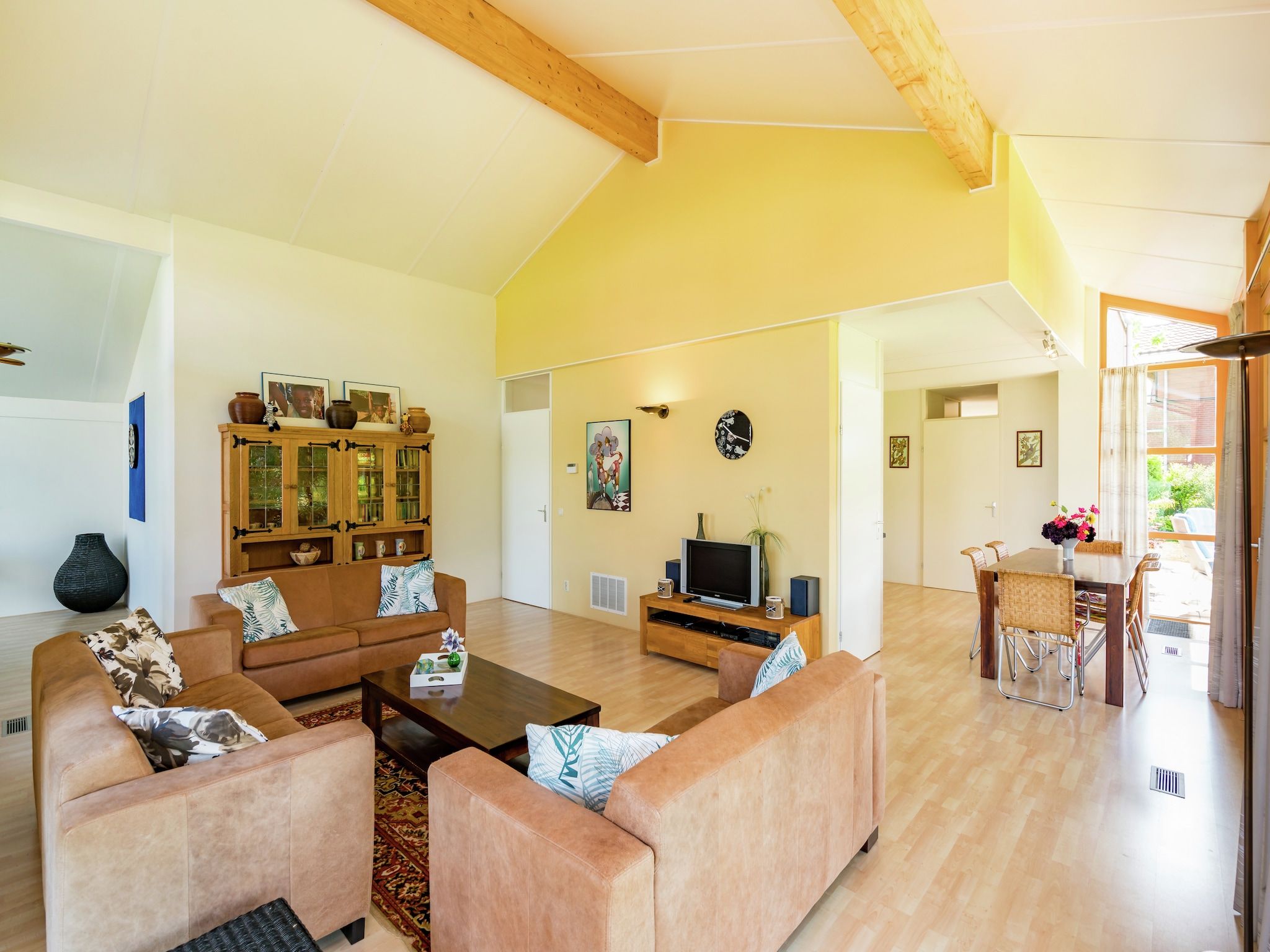 De woonkamer van Flevohuis in Biddinghuizen