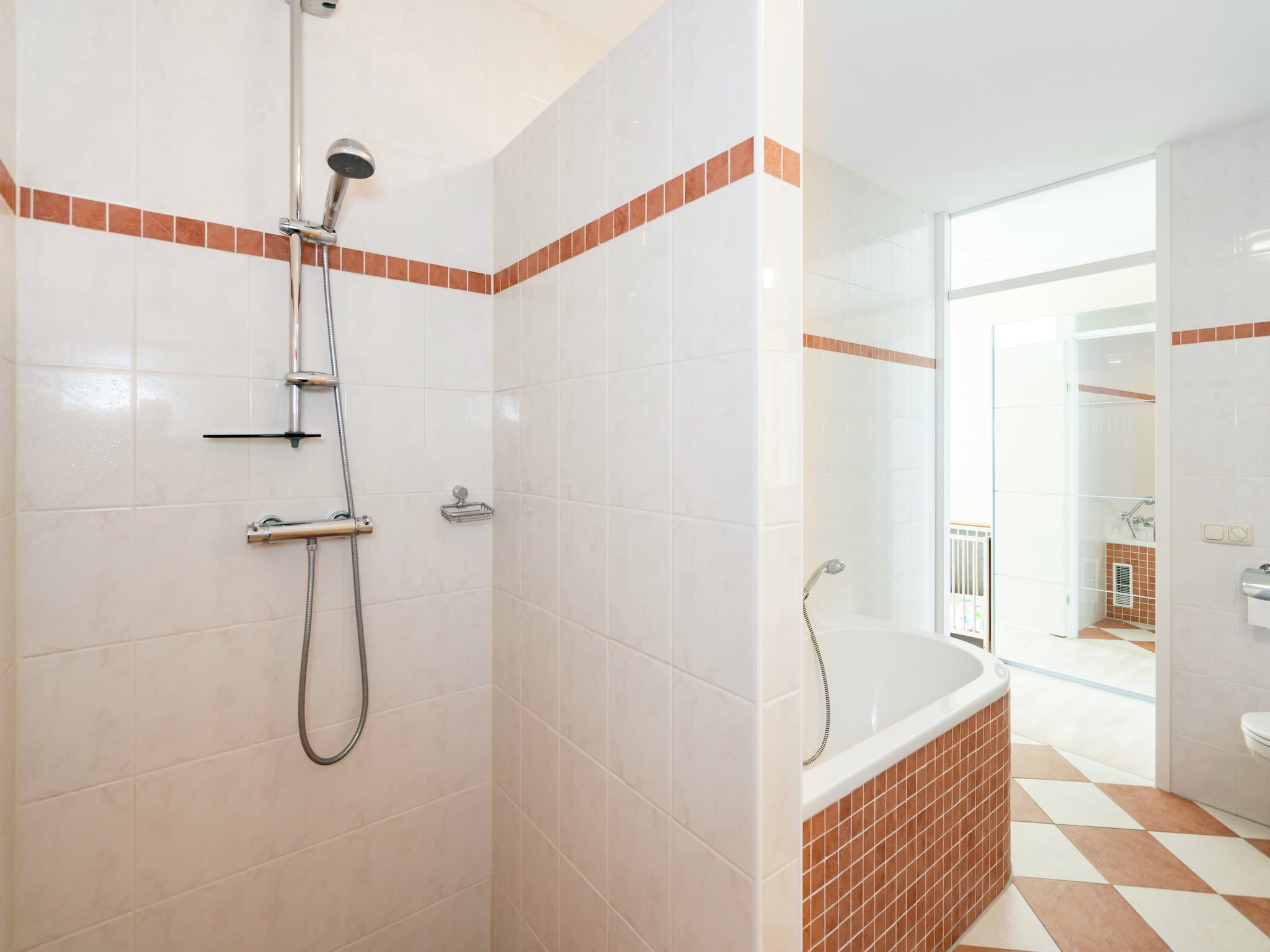 De badkamer van Flevohuis in Biddinghuizen