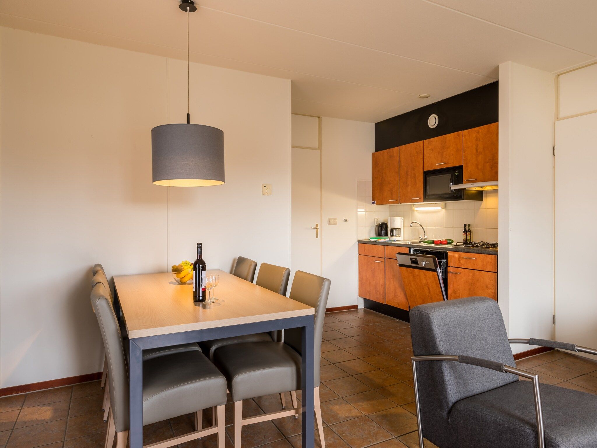 De eetkamer van Vakantiepark Hunzedal 4 in Borger