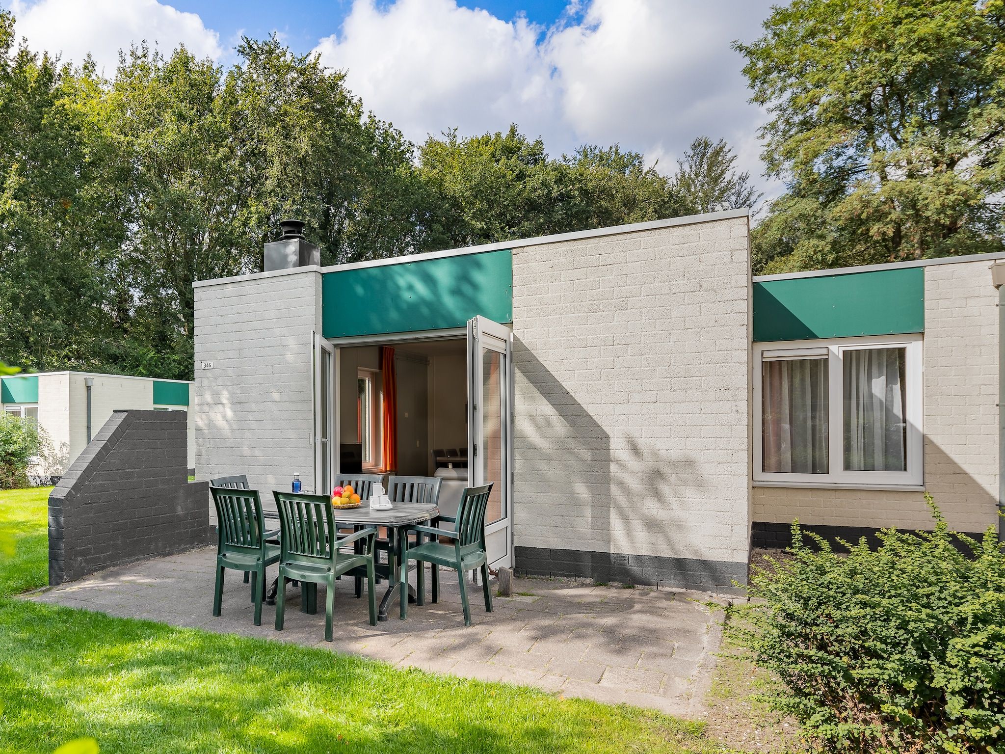 Het terras van Vakantiepark Hunzedal 4 in Borger