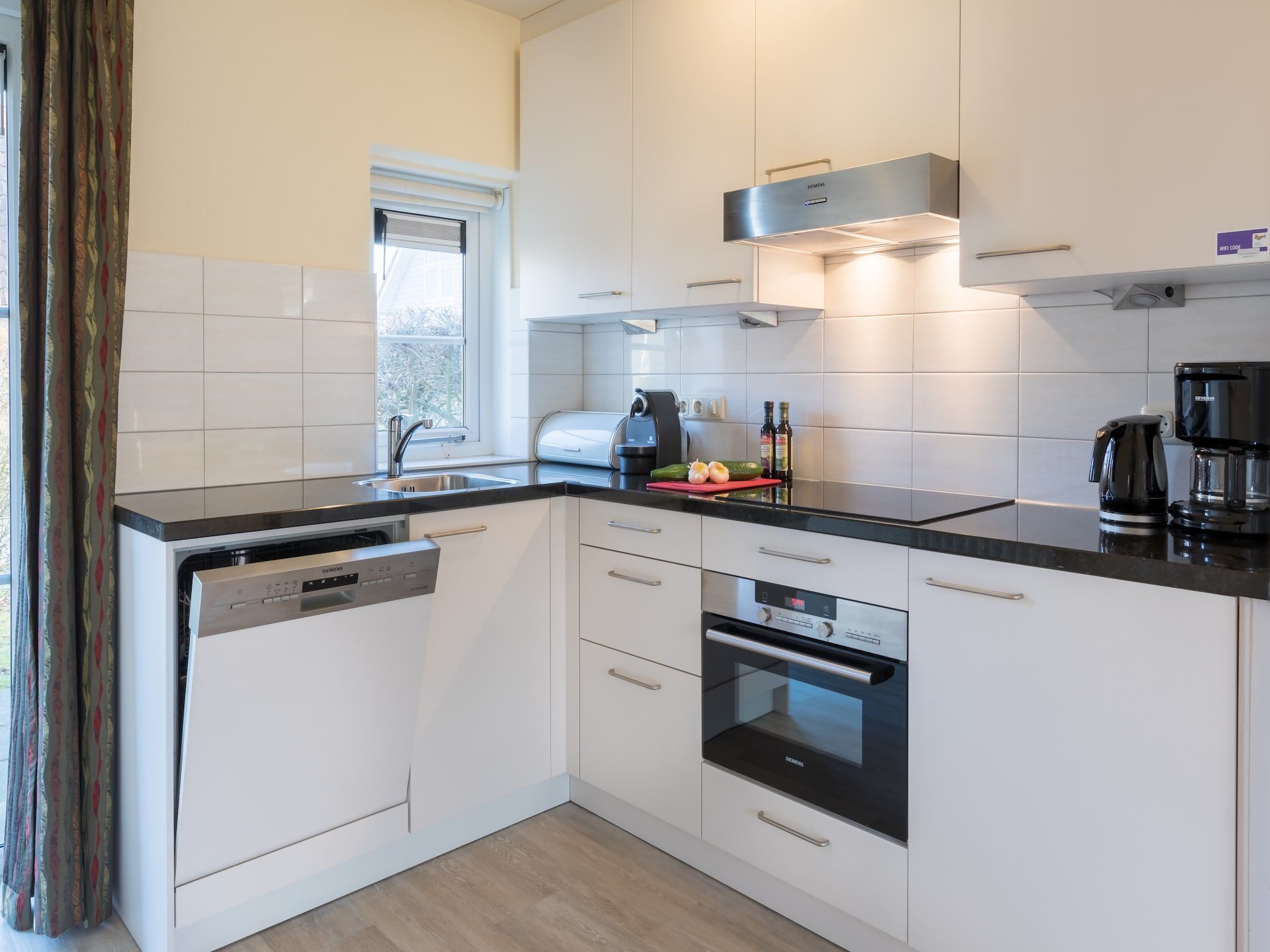 De keuken van Noordzee Résidence De Banjaard 4 in Kamperland