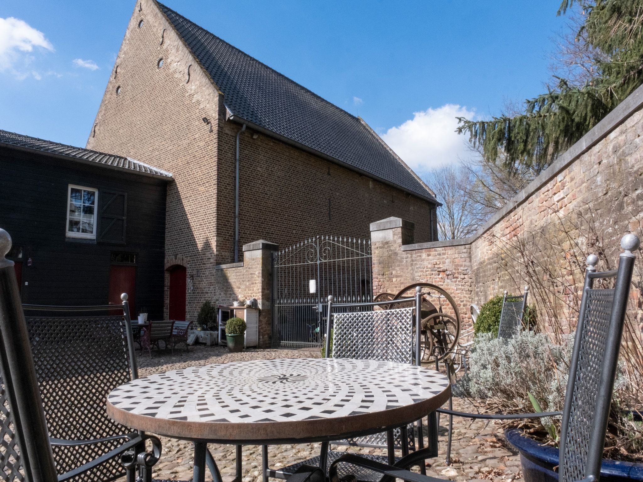 Het terras van Meschermolen 9 in Mesch-Eijsden