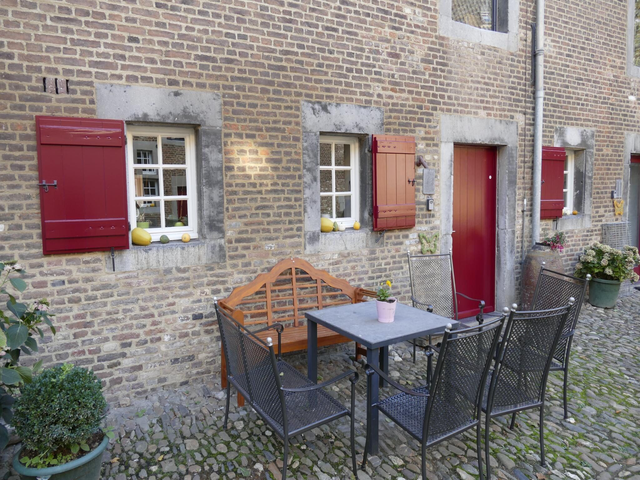 Het terras van Meschermolen 6 in Mesch-Eijsden