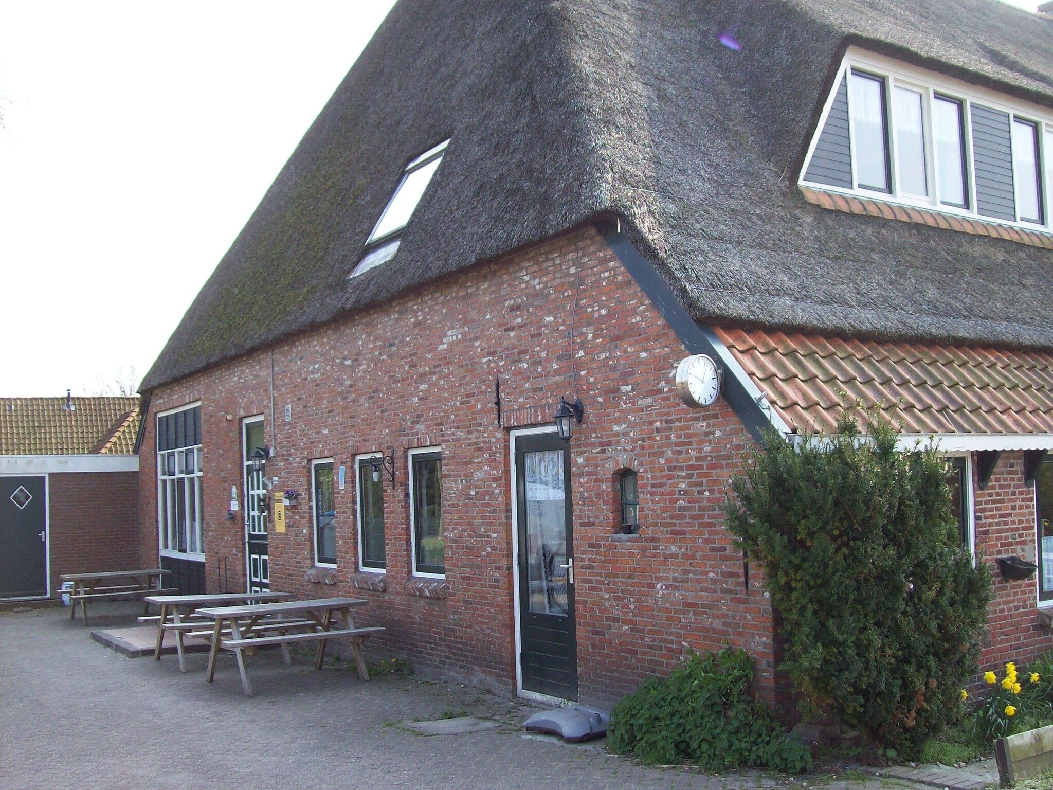 De buitenkant van De Vakantie boerderij in Holwerd