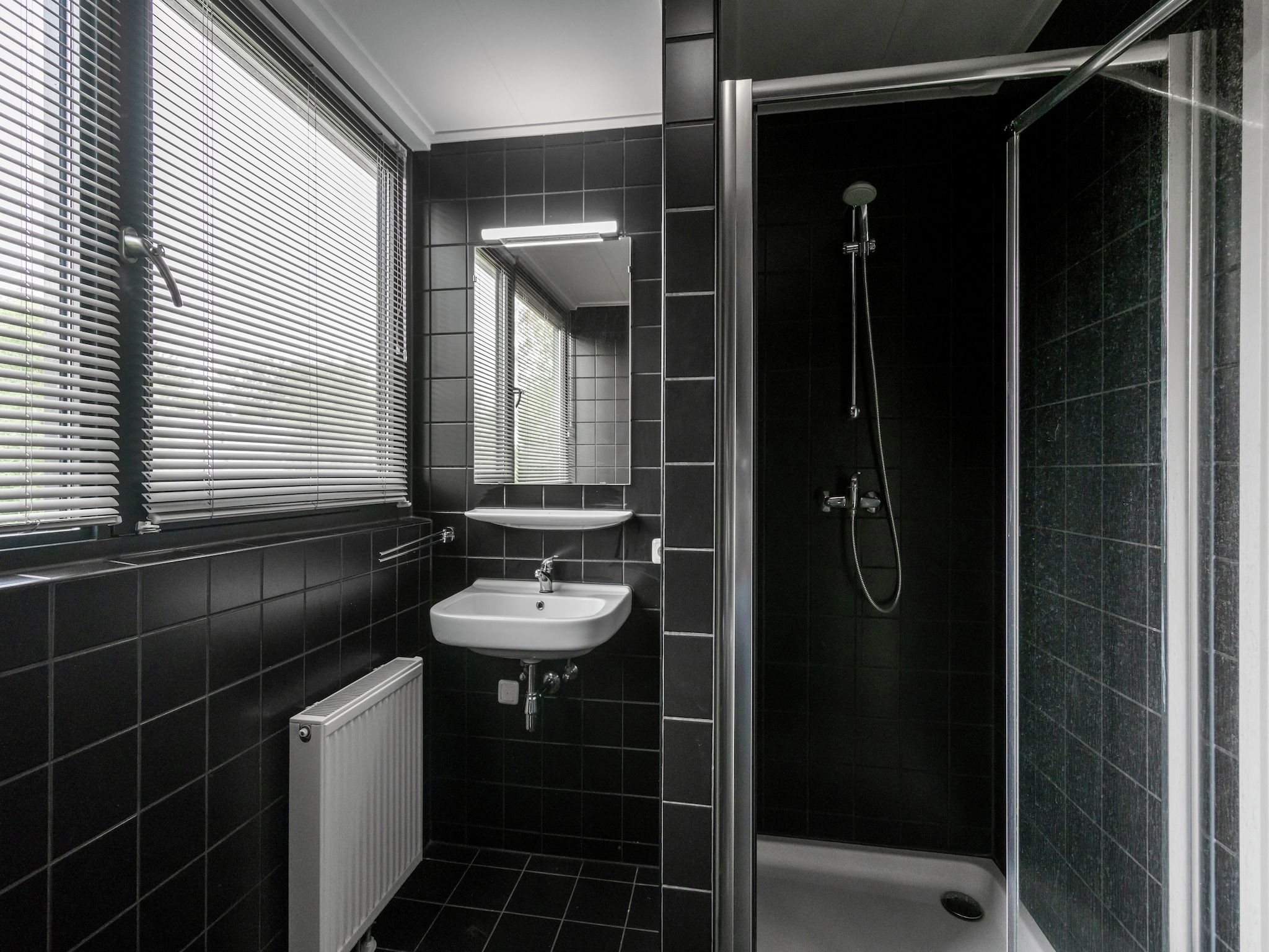 De badkamer van Huize Lewis in Balk