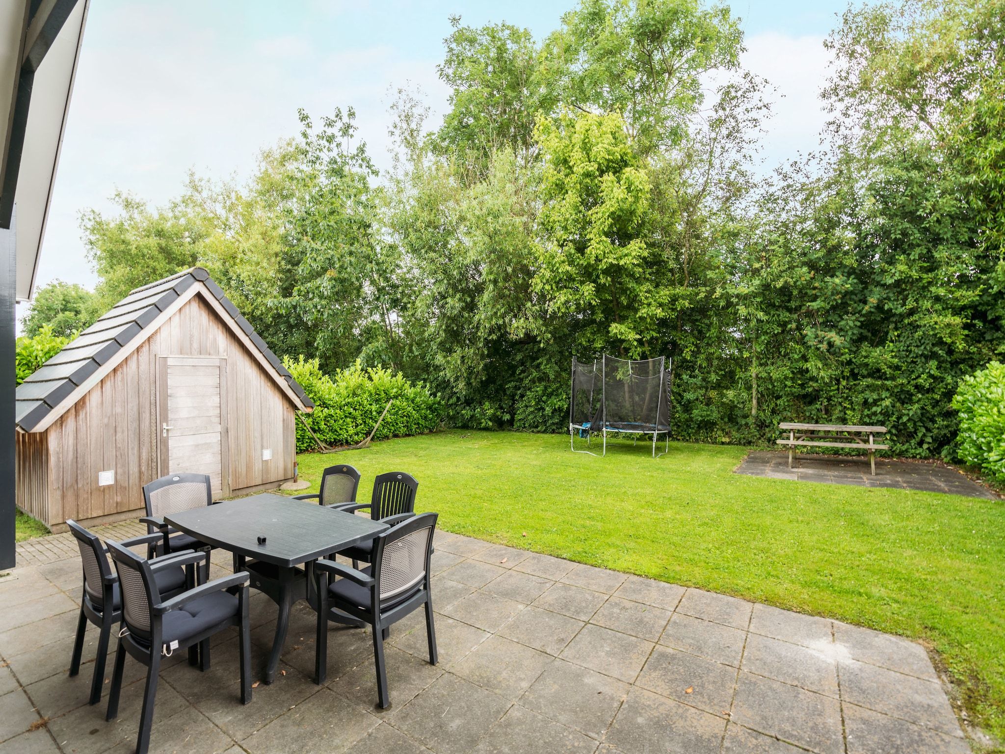 Het terras van Huize Lewis in Balk