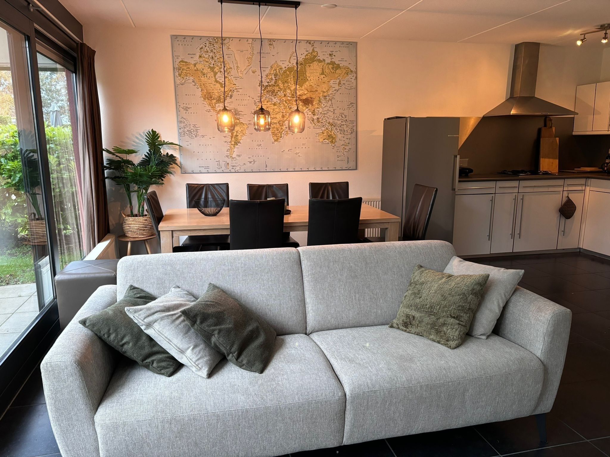 De woonkamer van Huize Lewis in Balk