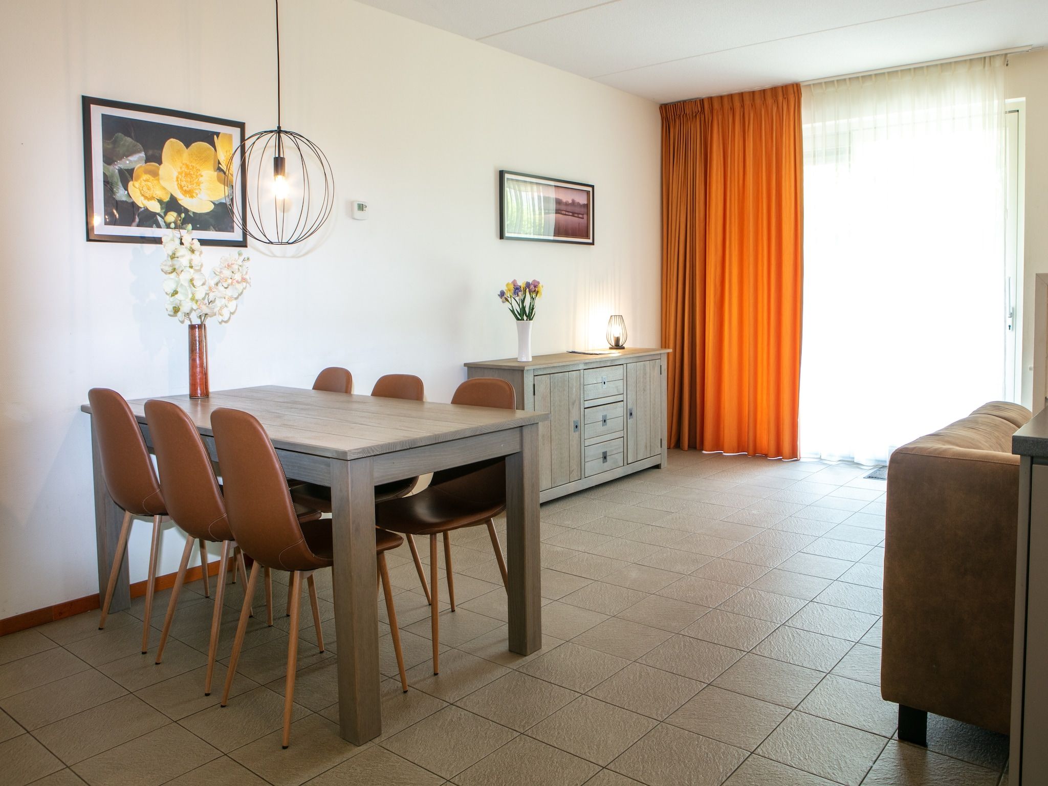 De eetkamer van Vakantiepark Horsetellerie 4 in Hardenberg (rheezerveen)