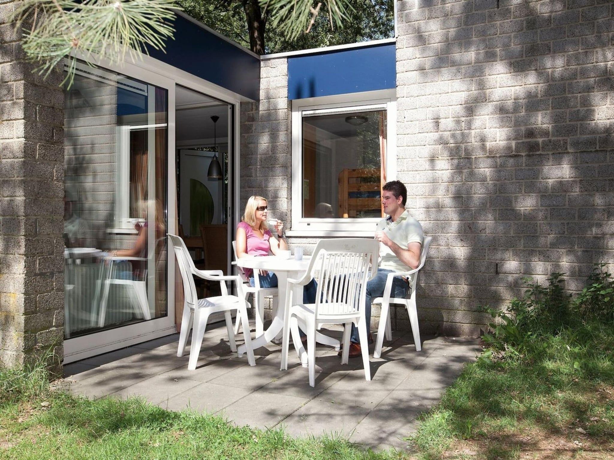 Het terras van Vakantiepark de Berkenhorst 2 in Kootwijk