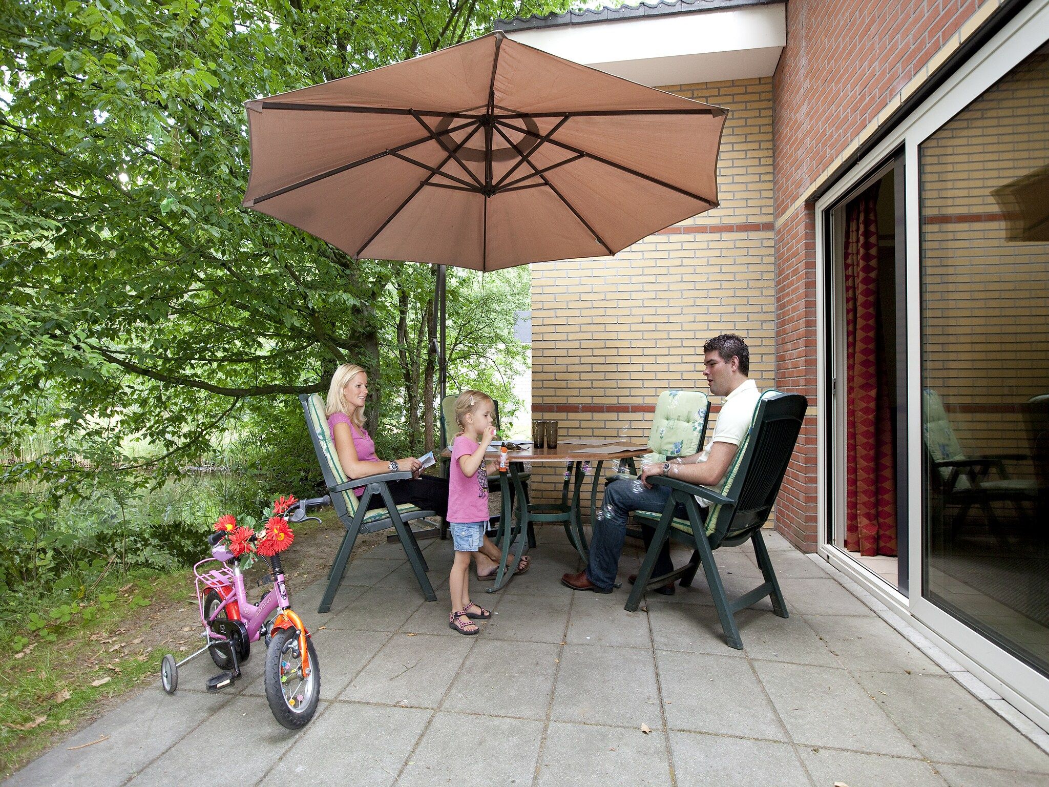 Het terras van Vakantiepark de Berkenhorst 6 in Kootwijk