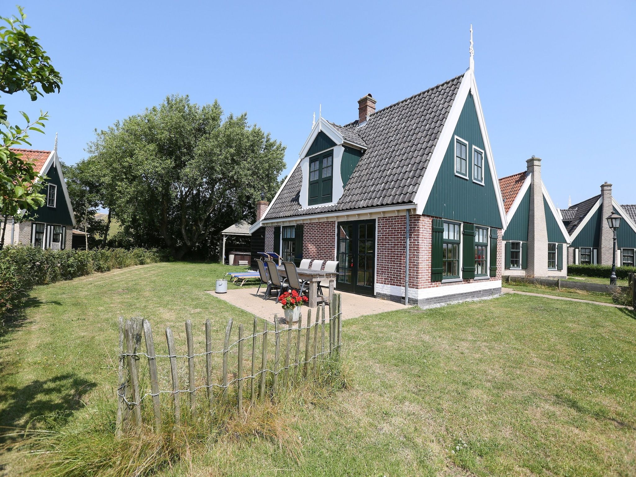 De buitenkant van Recreatiepark Wiringherlant  - Villa 4 in Hippolytushoef